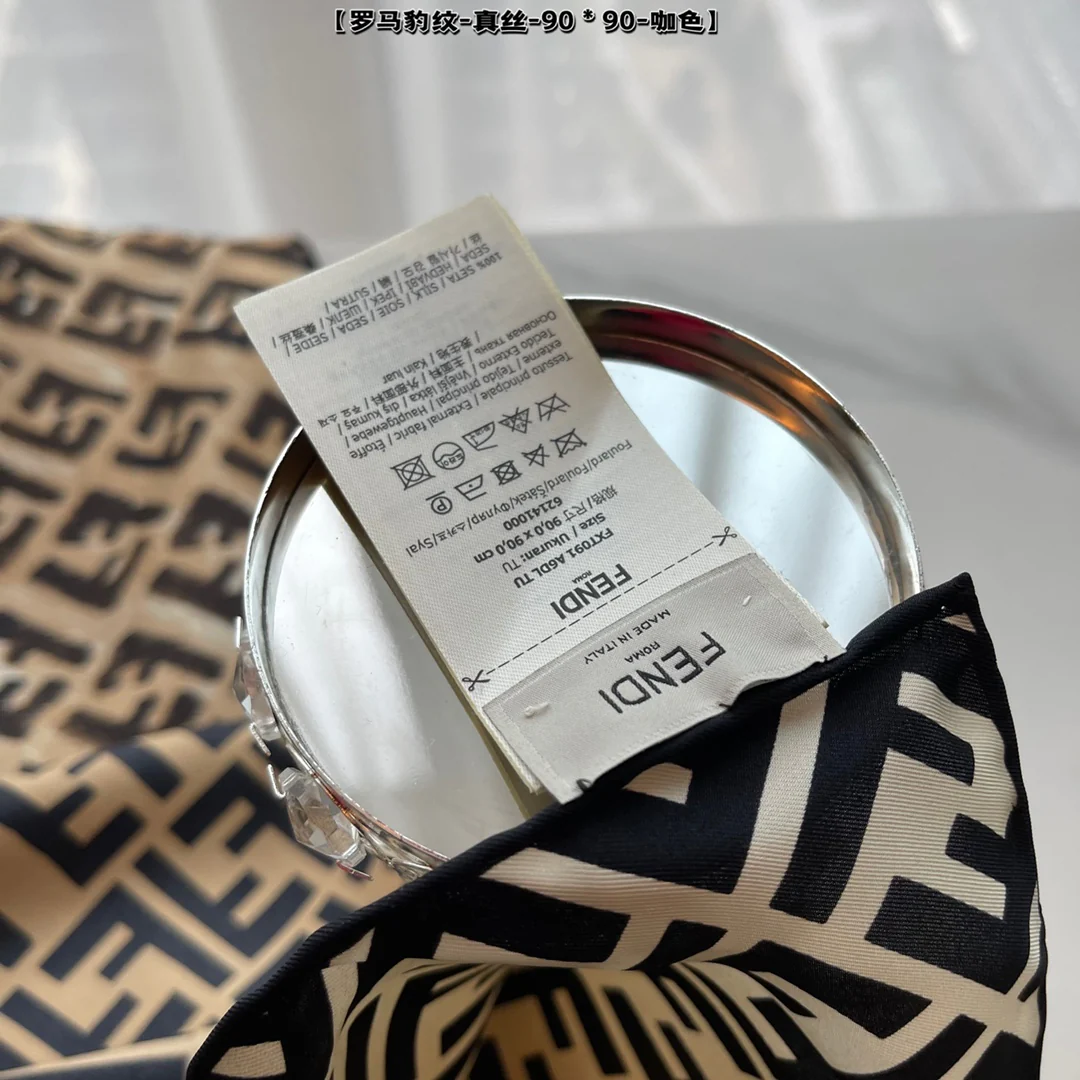 Шелковый шарф Fendi 90 с леопардовым принтом и монограммой, двусторонний.