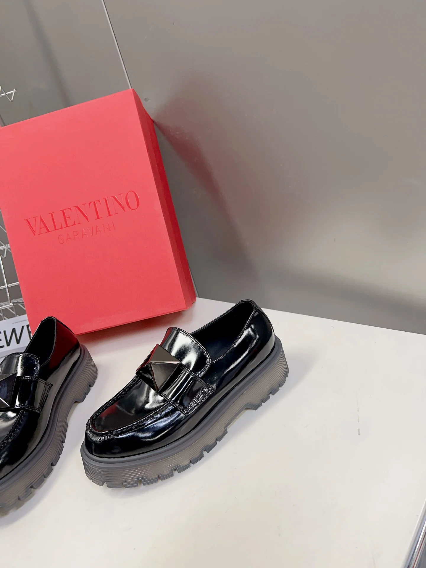 Коллекция Valentino осень/зима 2023, представленная на подиуме - Лоферы - С заклепками - Черные