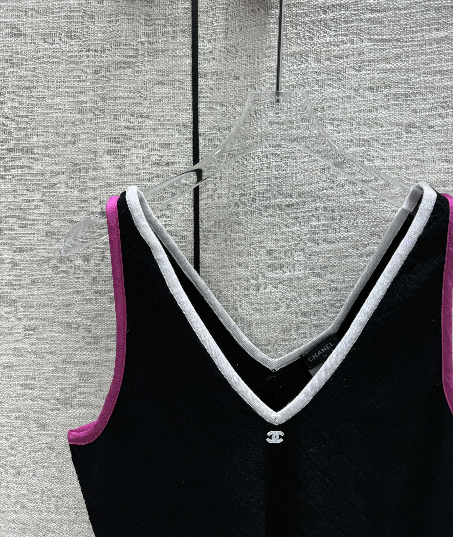 Вязаный жилет Chanel 2403 с V-образным вырезом и цветовыми блоками - черный