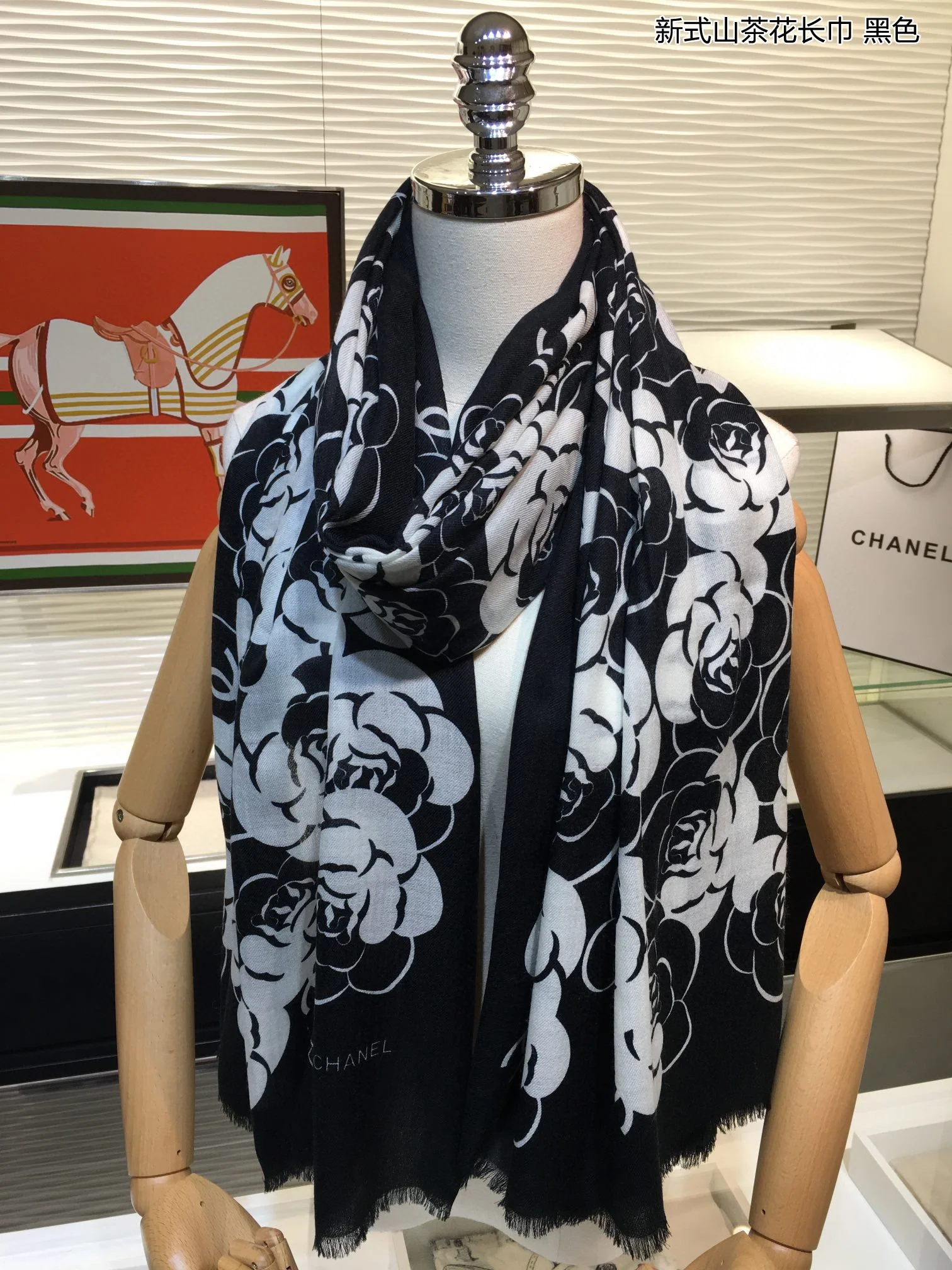 Chanel - Новый шарф ?Камелия? - 110-200 см - 100% - Кашемир премиум-класса - Черный