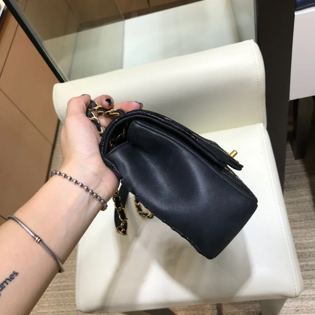 Chanel Осень/Зима 2018 - Лоскутная сумка из вощеной змеиной кожи с узором из овечьей кожи - CF