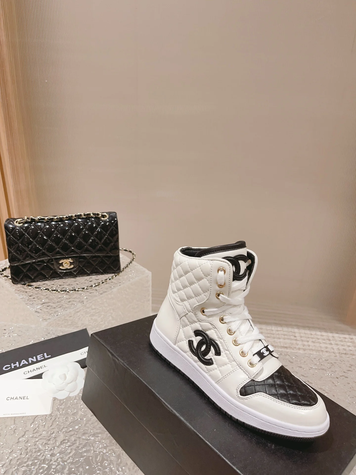 Высокие кроссовки Chanel - белые с ромбовидным узором