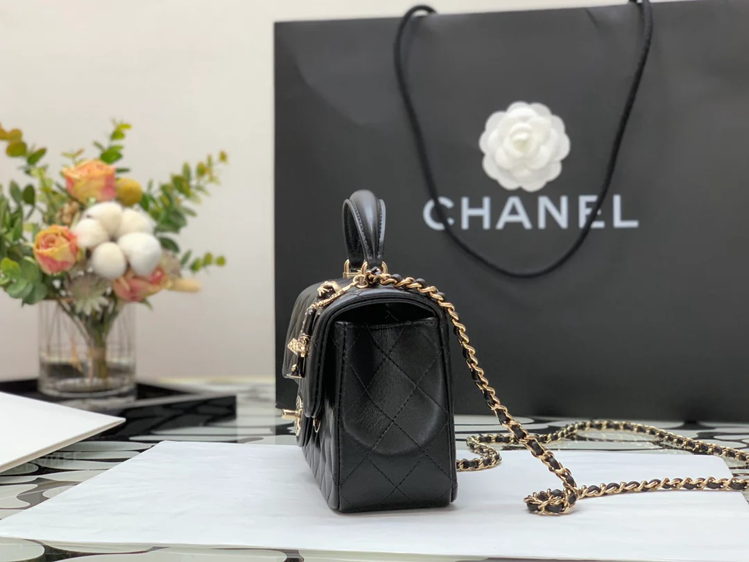 Коллекция Chanel Весна/Лето 2022 - Сумка-клапан на запястье - Овечья кожа