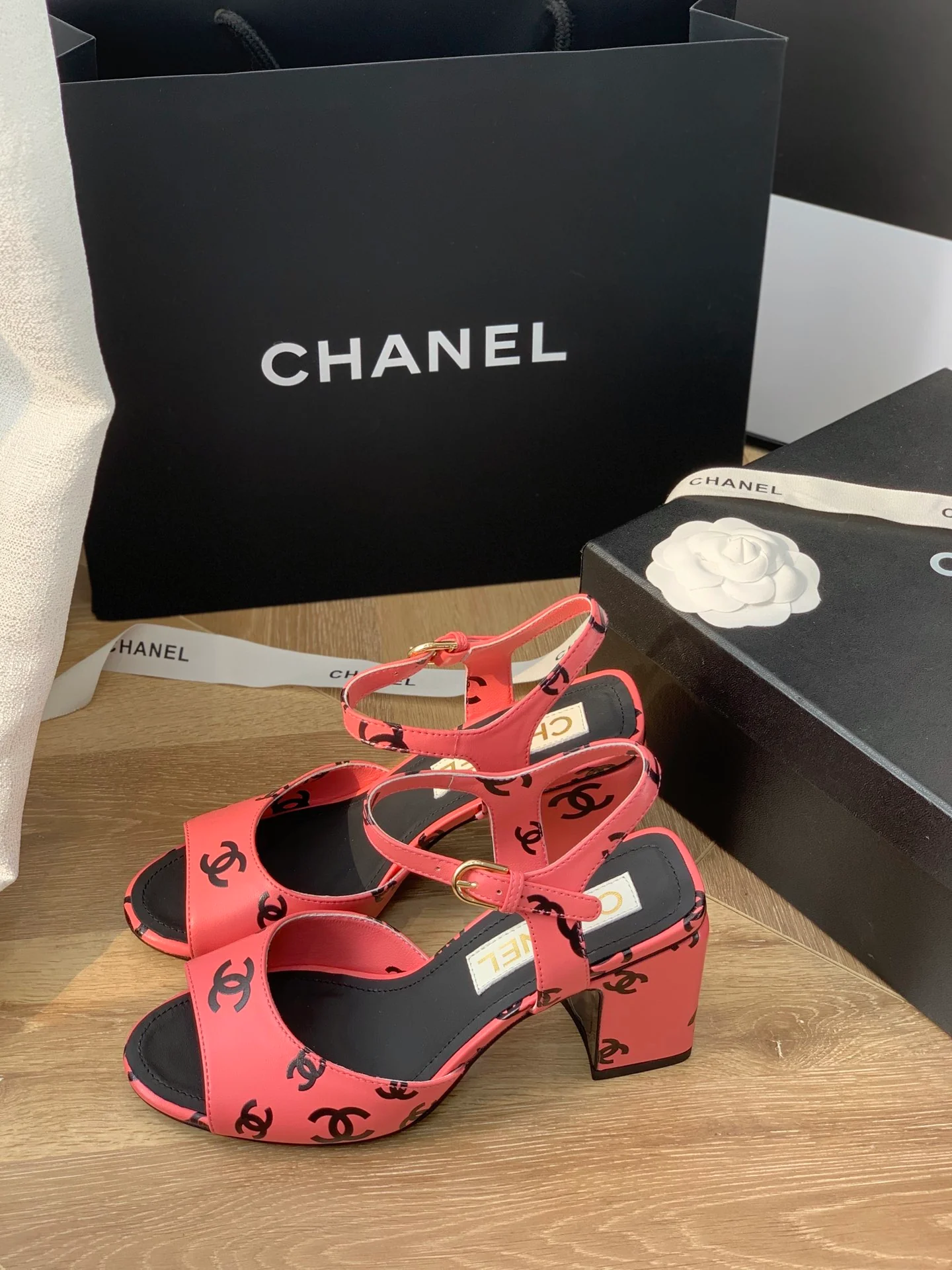 Сандалии Chanel на массивном каблуке
