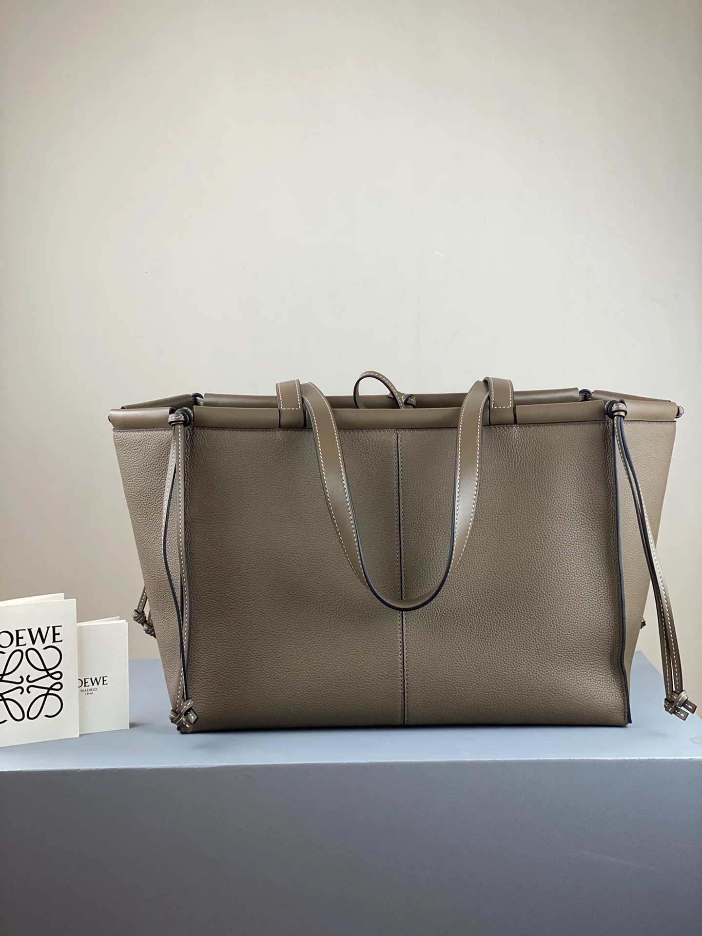 Сумка-тоут Loewe из телячьей кожи серого цвета