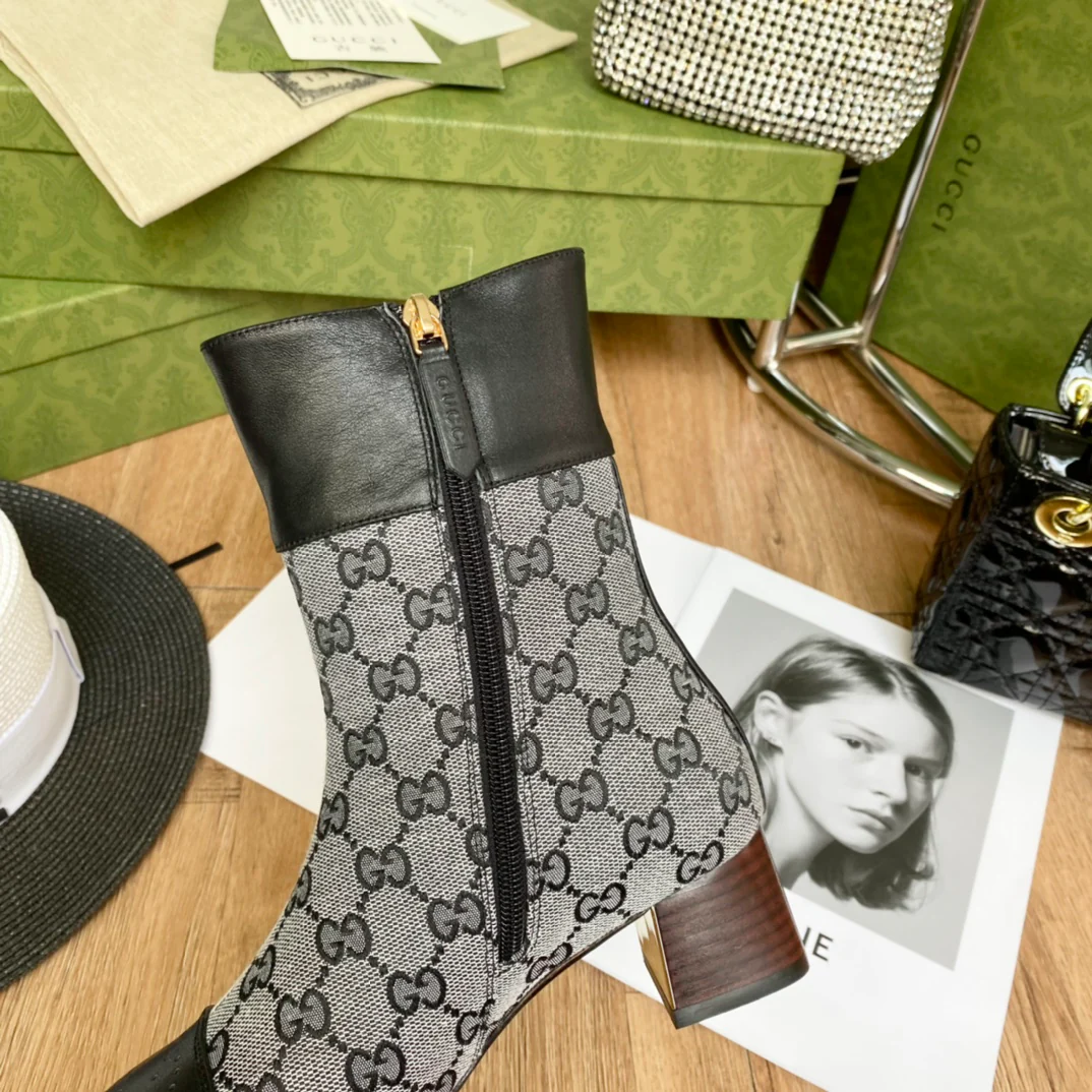 Новинки осенне-зимней коллекции Gucci 2022 — Ботильоны — Черный монограммный дизайн