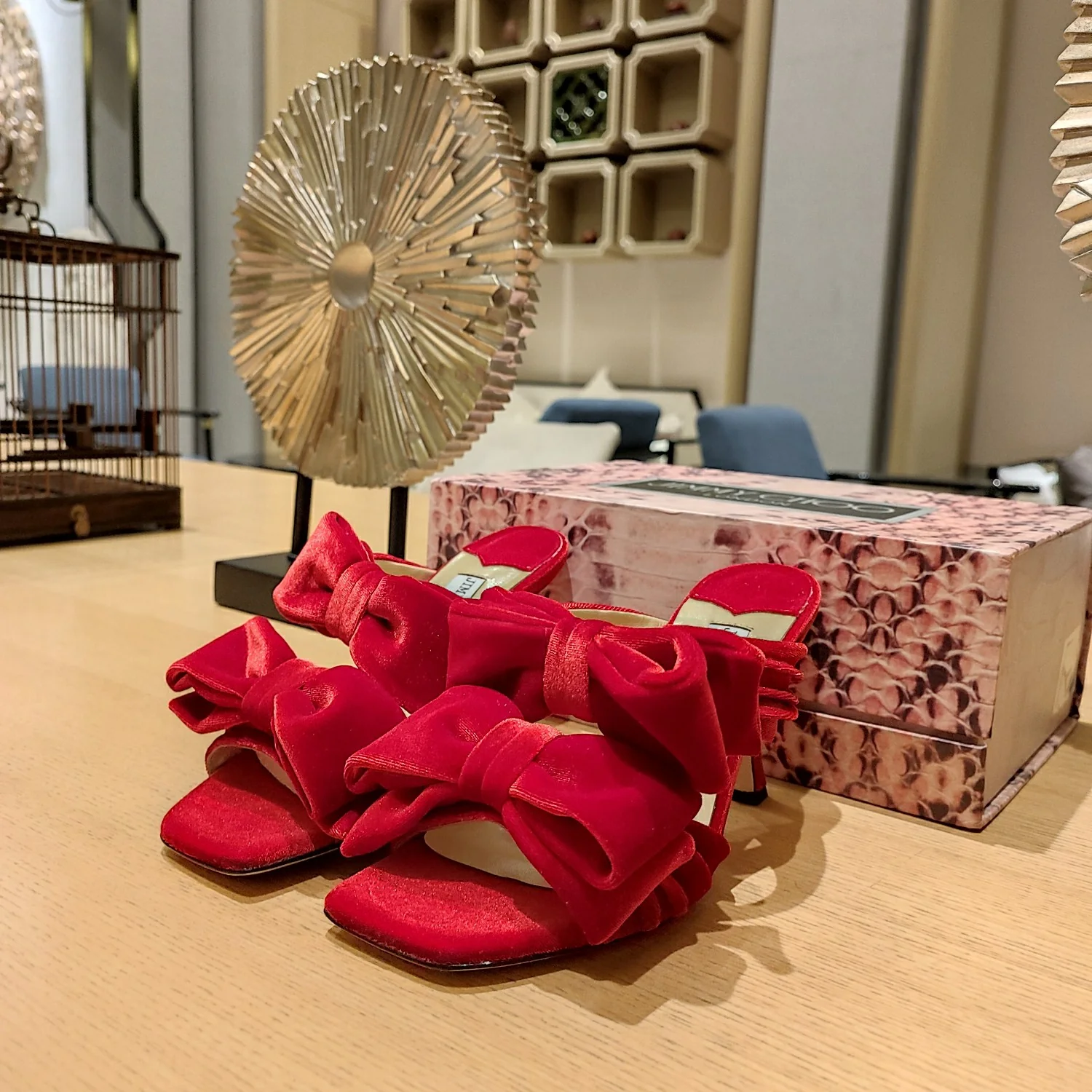 Jimmy - Босоножки на шпильке с двойным бантом и мятой поверхностью - Красные