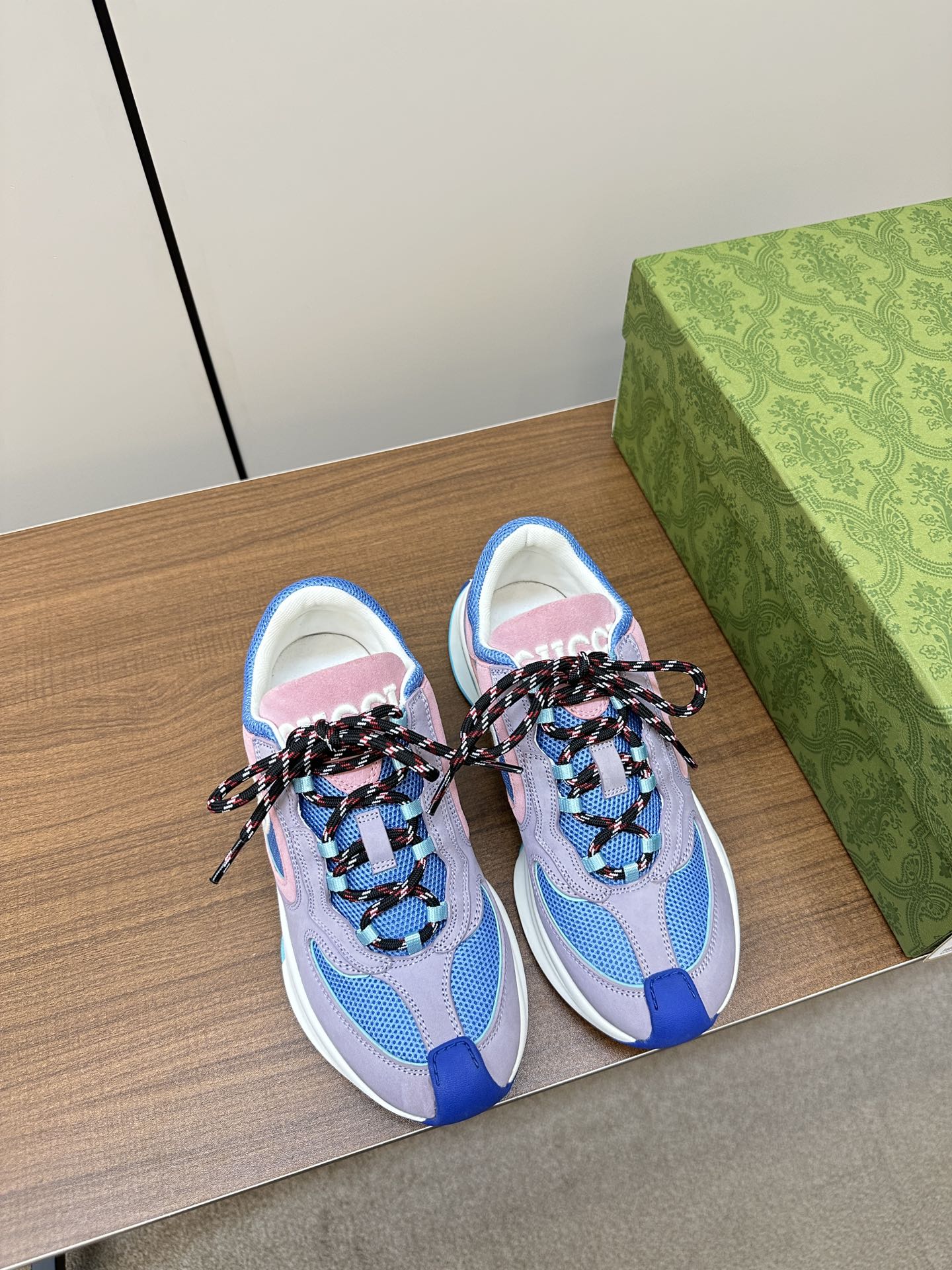 Новинка осенне-зимней коллекции Gucci 2023 — Однотонные вязаные кроссовки — Унисекс — Сине-розовые