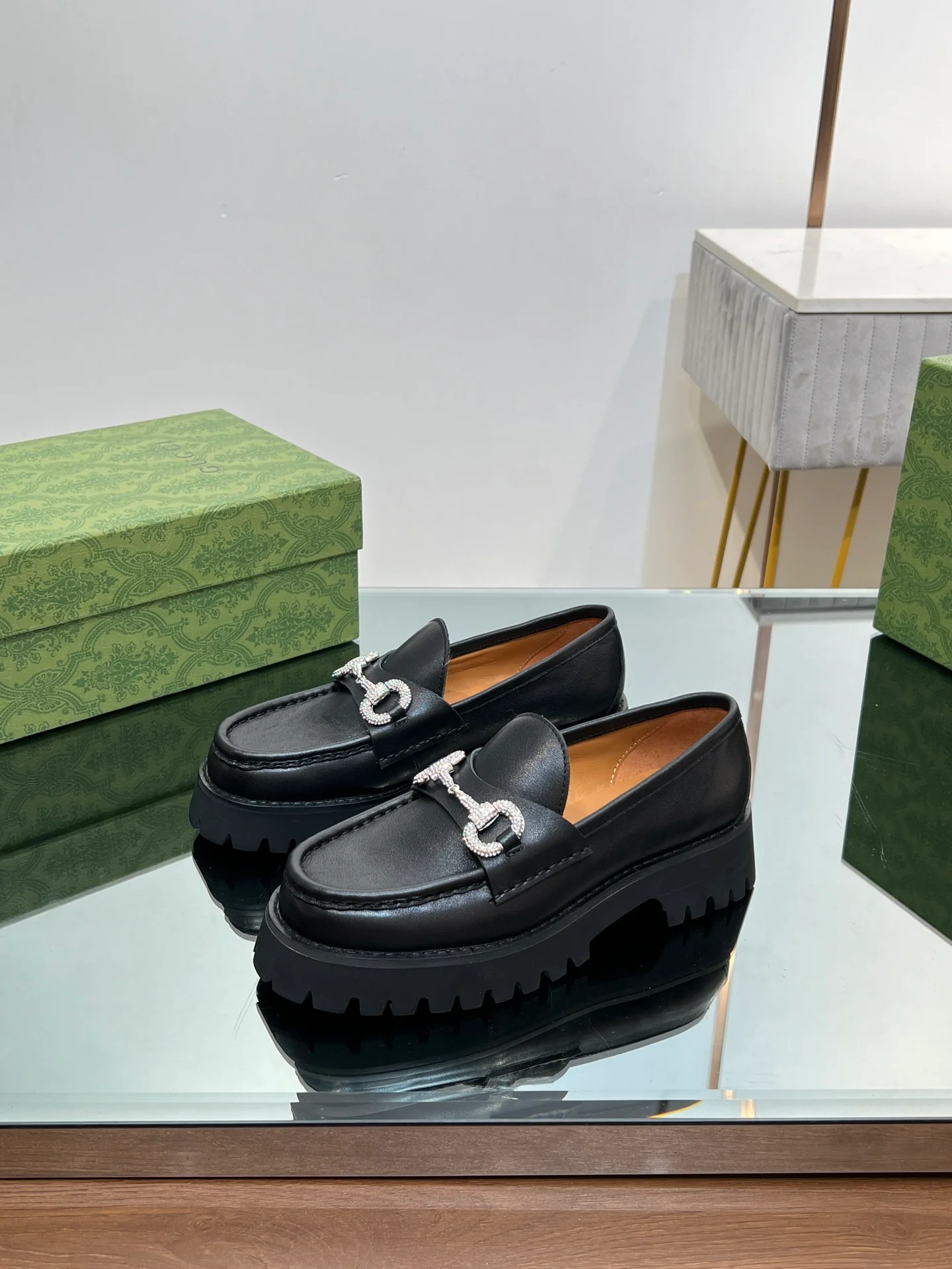 Лоферы Gucci 2024 на платформе с кристаллами и стразами, черные - 1 шт.