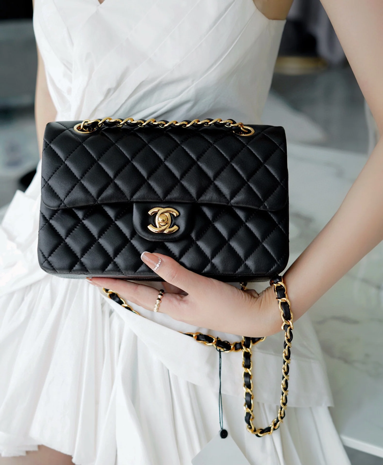 Сумка Chanel CF Medium - 23 см - из черной овечьей кожи с золотой пряжкой - CF23