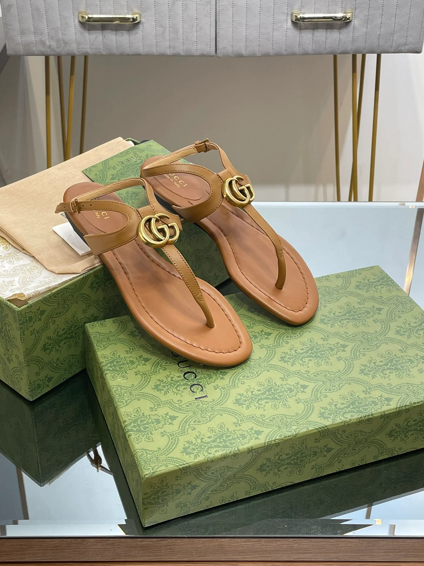 Новинка лета 2023 от Gucci - сандалии-шлепанцы с двойной пряжкой и логотипом Gucci - абрикосовый цвет.