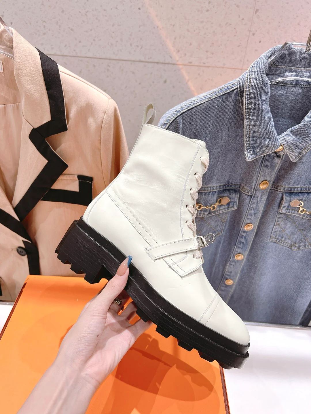 Новинка сезона осень/зима 2023 от Hermes — ботильоны на шнуровке унисекс — белые.