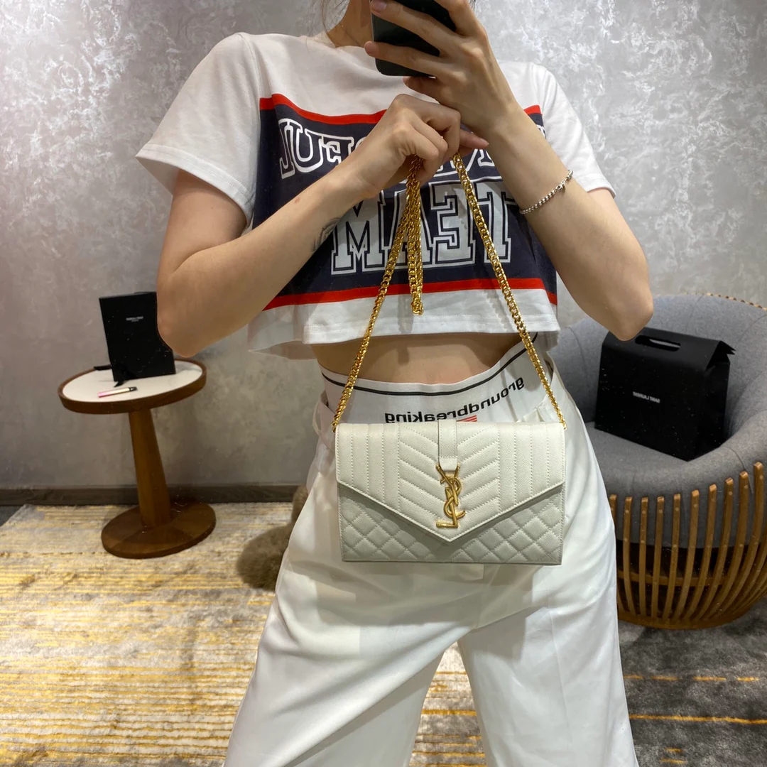 Сумка-конверт YSL с монограммой и икрой, V-образной ромбовидной стёжкой - 1