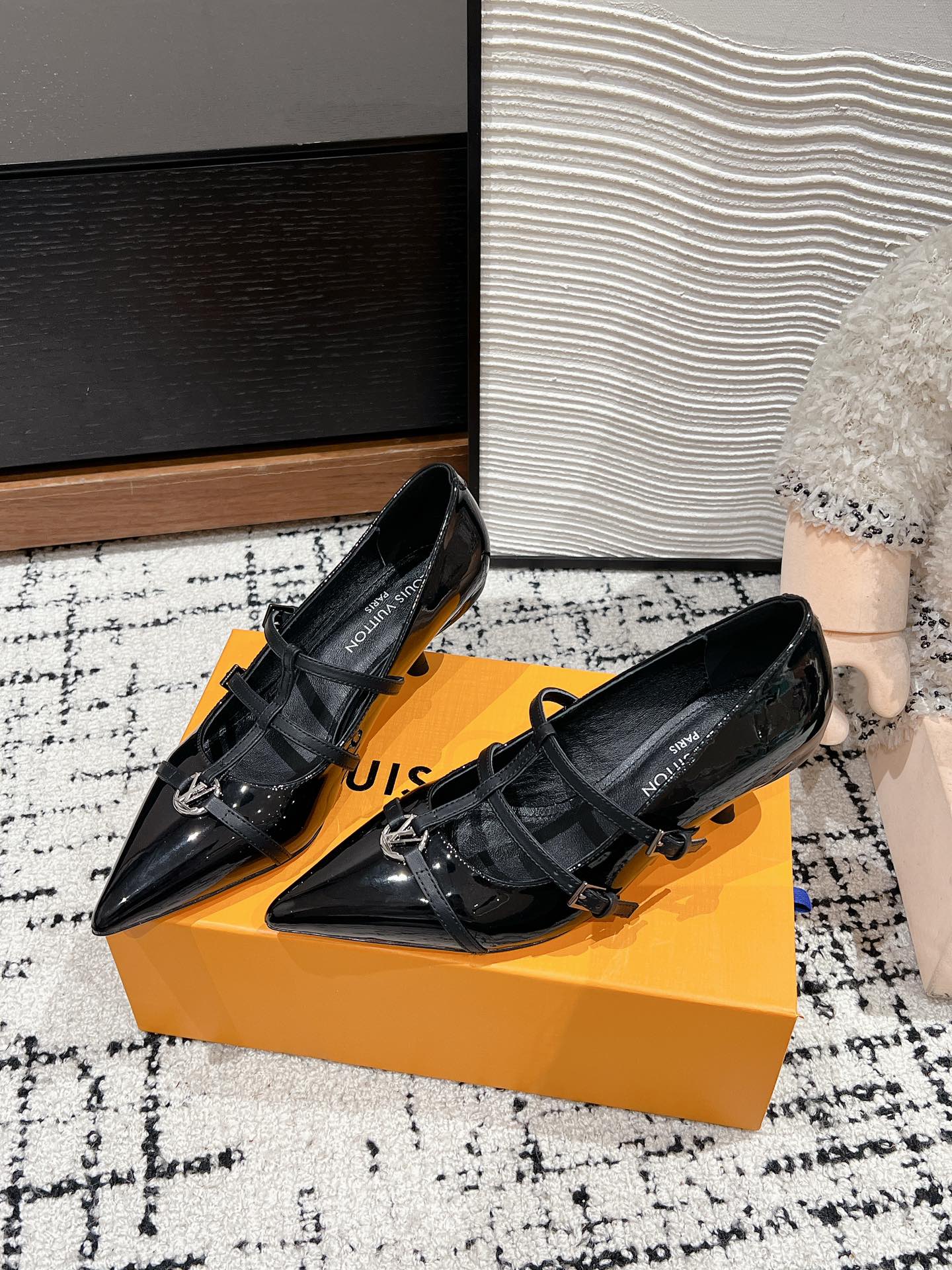 Туфли на высоком каблуке LV-2025 с двойным ремешком и острым носком - черные