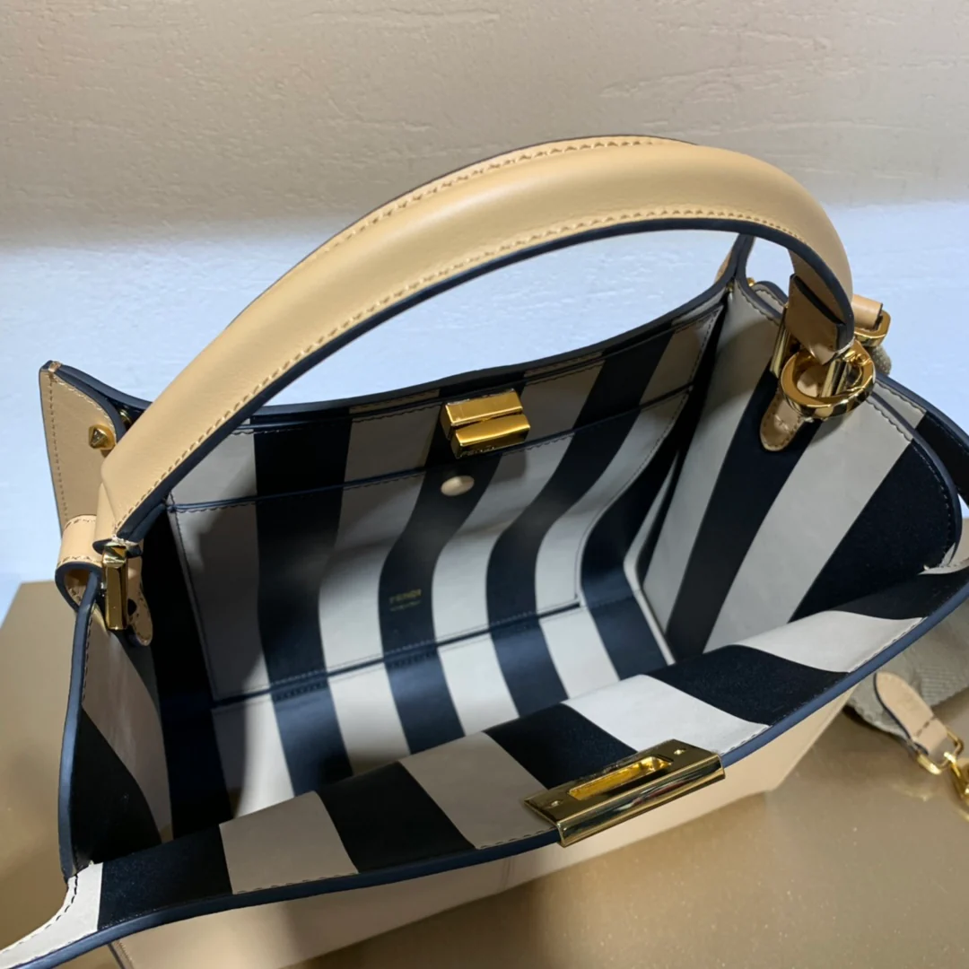 Сумка Fendi Peekaboo Lite Medium из абрикосовой кожи.