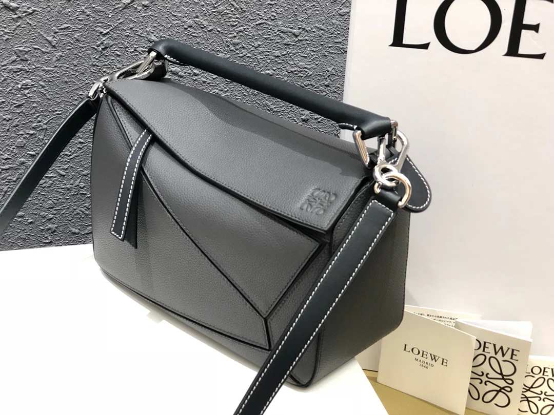 Loewe Puzzle, мелкая текстура с высокой зернистостью, серого цвета.