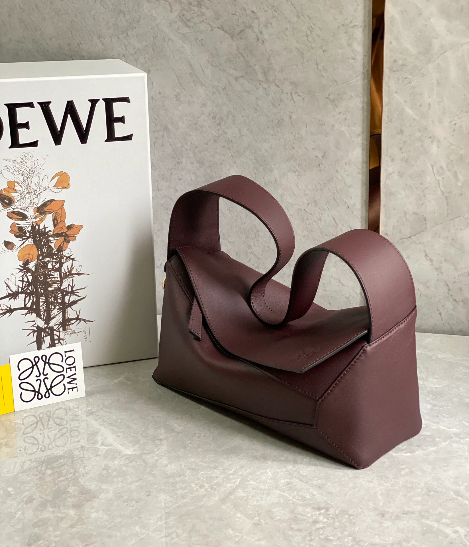 Сумка-хобо Loewe Puzzle под мышкой