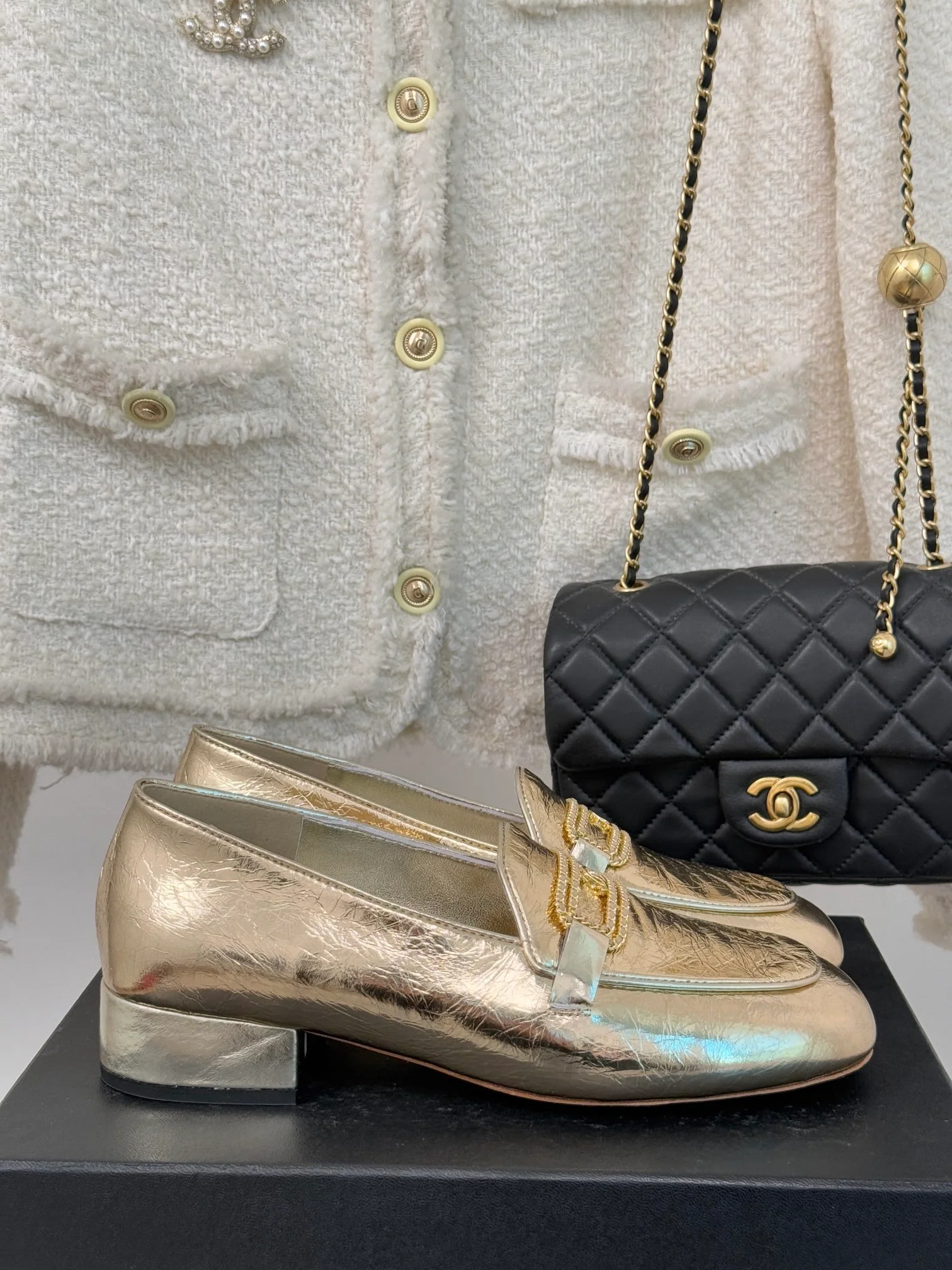 Лоферы Chanel 2024 с двойной цепочкой и пряжкой - золотистые