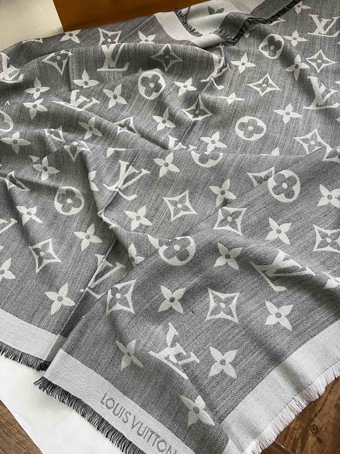 Шарф с монограммой LV - 140 см - 70 см - кашемир 30 см - шелк - серый