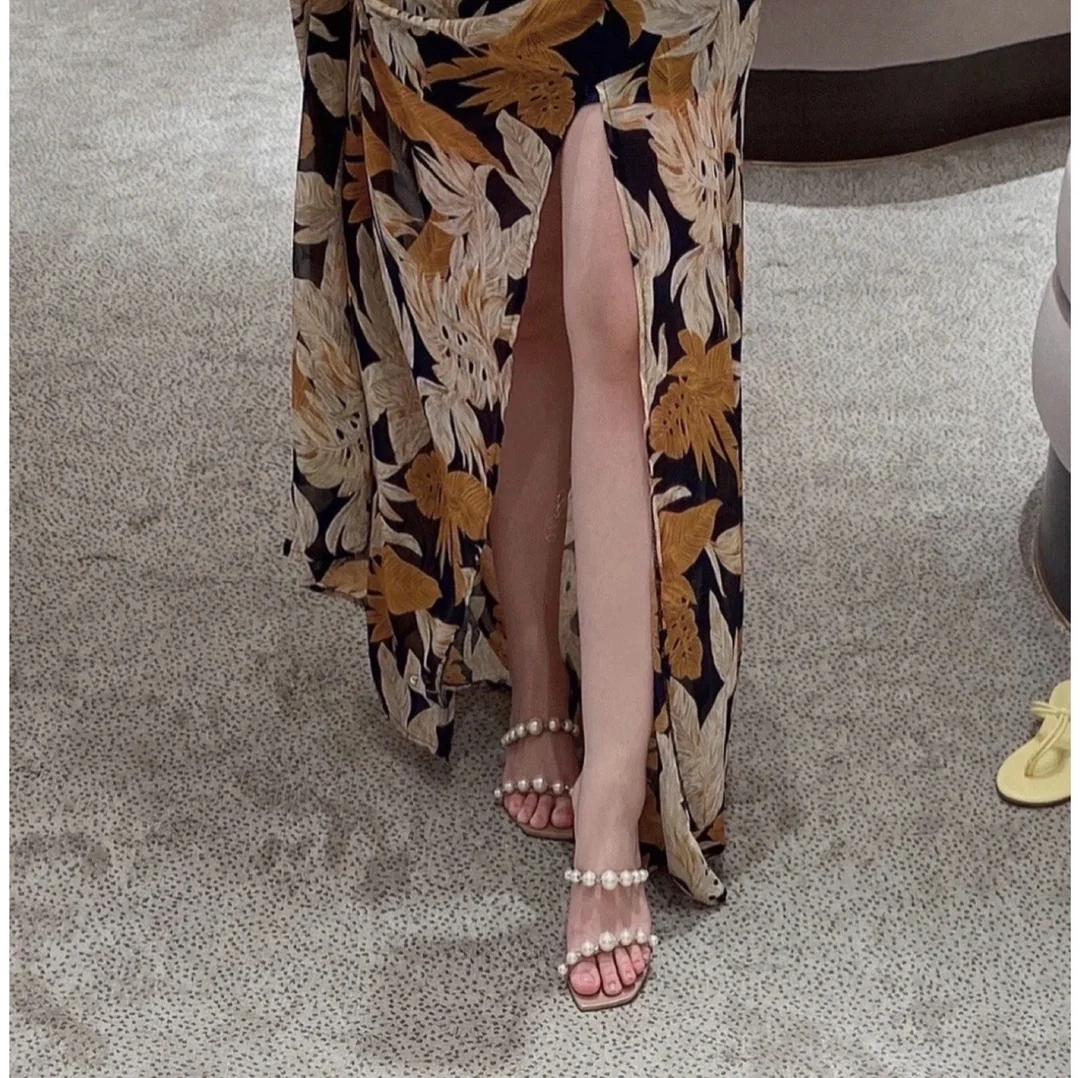 Джимми в сандалиях на массивном каблуке (фото)