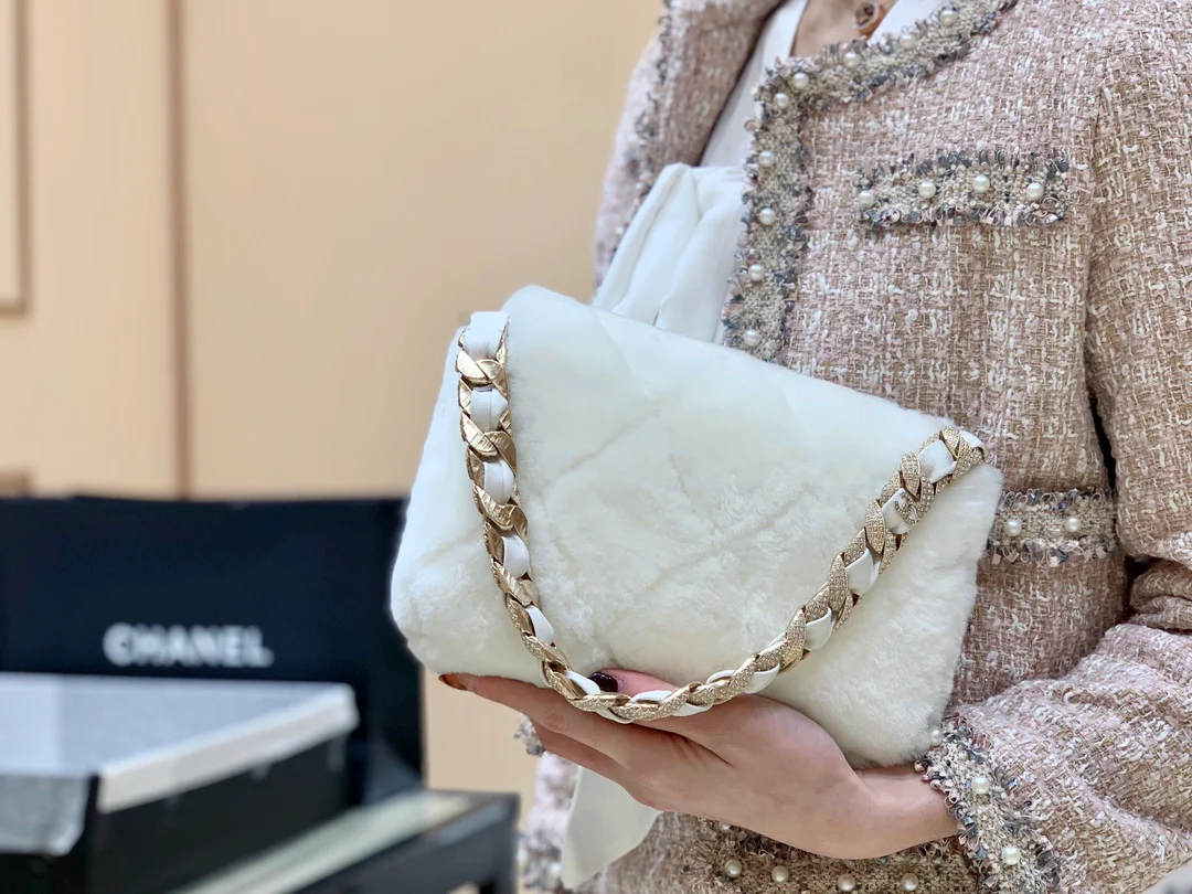 Сумка Chanel из овчины с бриллиантовой цепочкой