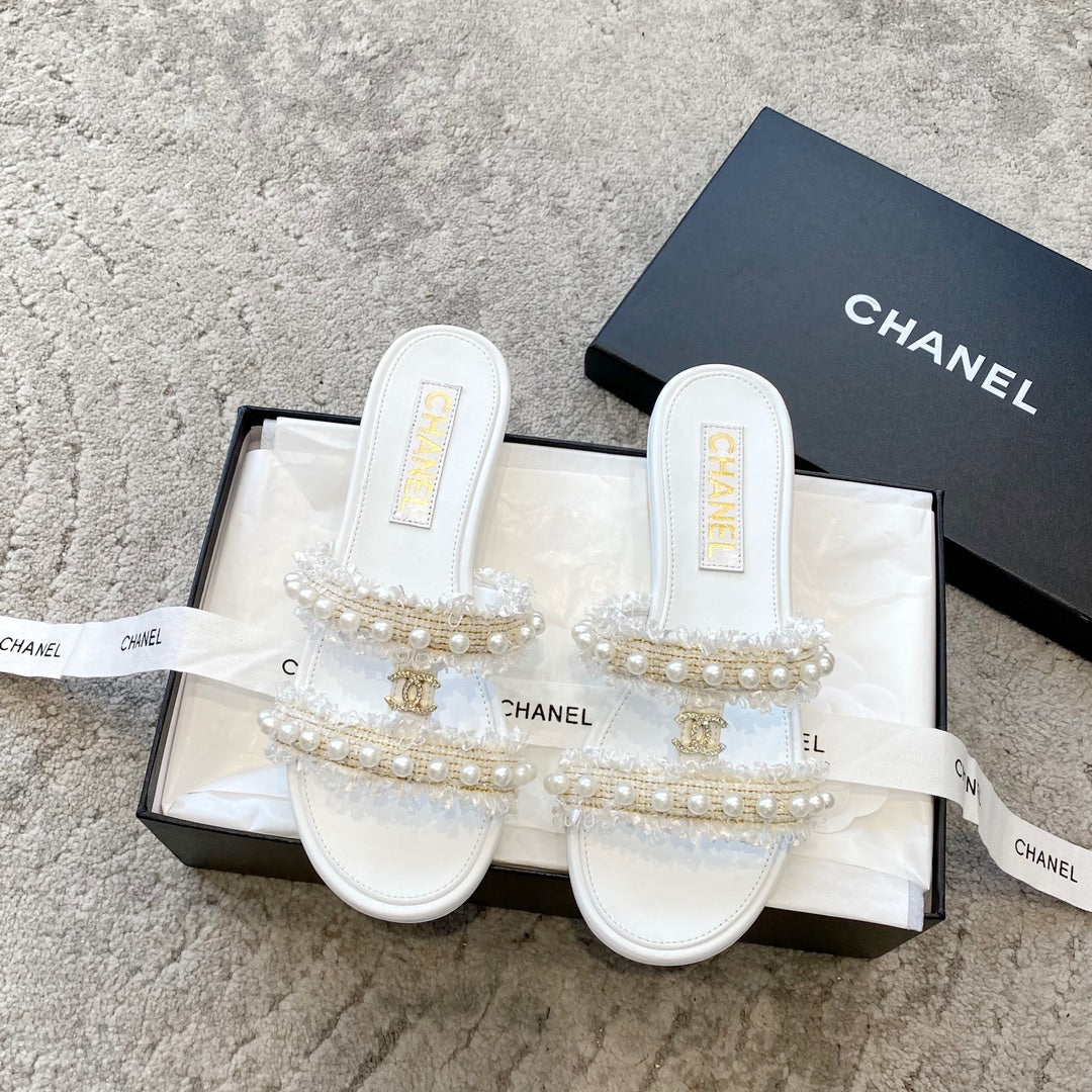Новинка сезона весна/лето 2023 от Chanel - Туфли из овечьей кожи с жемчугом - Белые