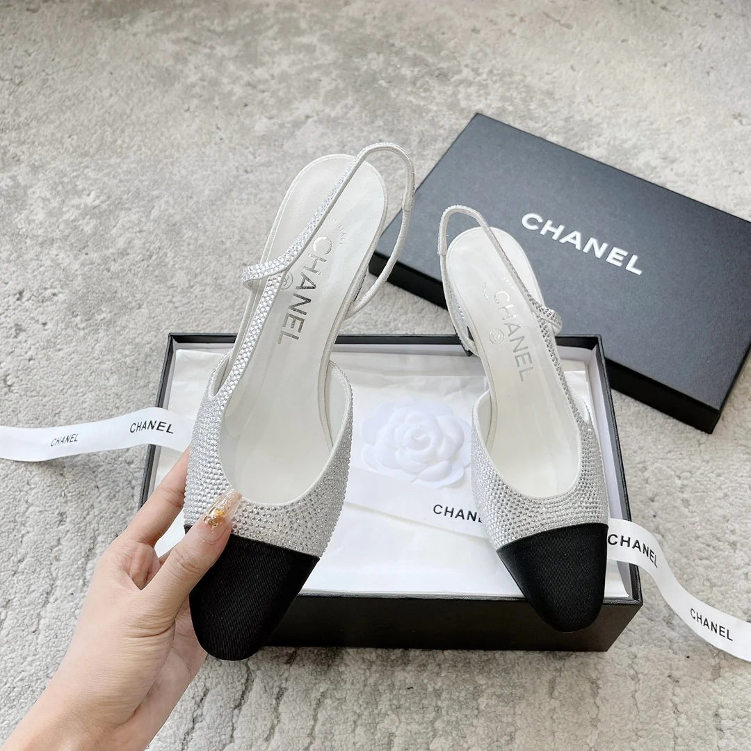 Chanel - Атласные босоножки на низком каблуке со стразами - Белые