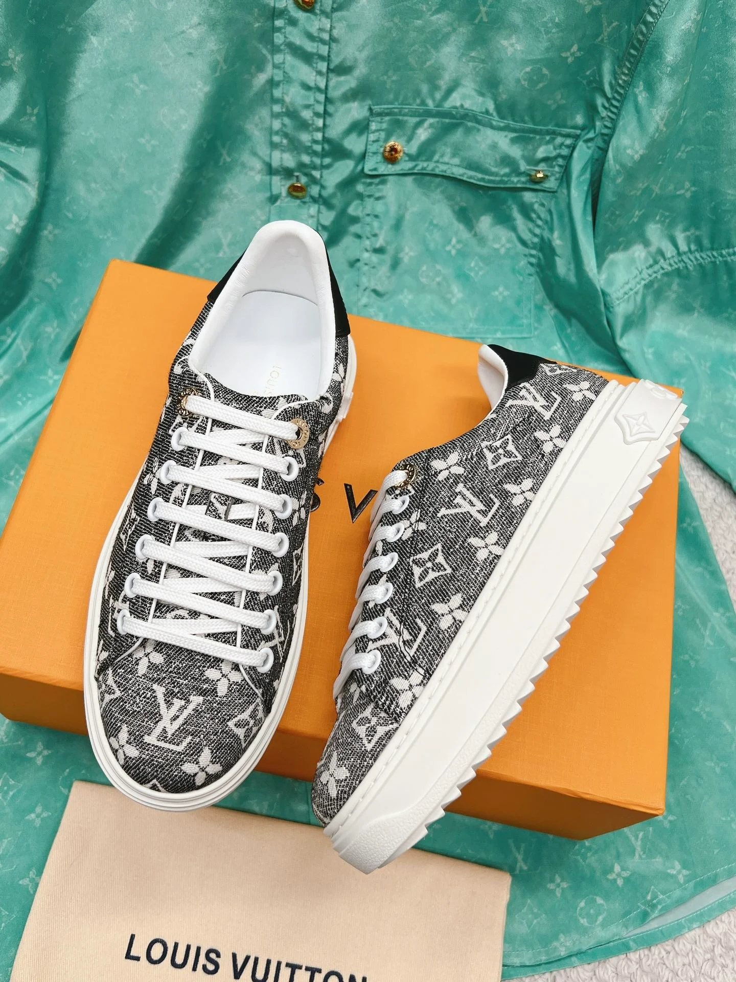 LV-Vuitton-Yayoi Kusama-Classic White Sneakers-Grey