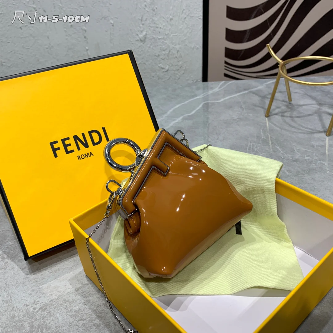 Мини-сумочка Fendi First в лакированном карамельном цвете.