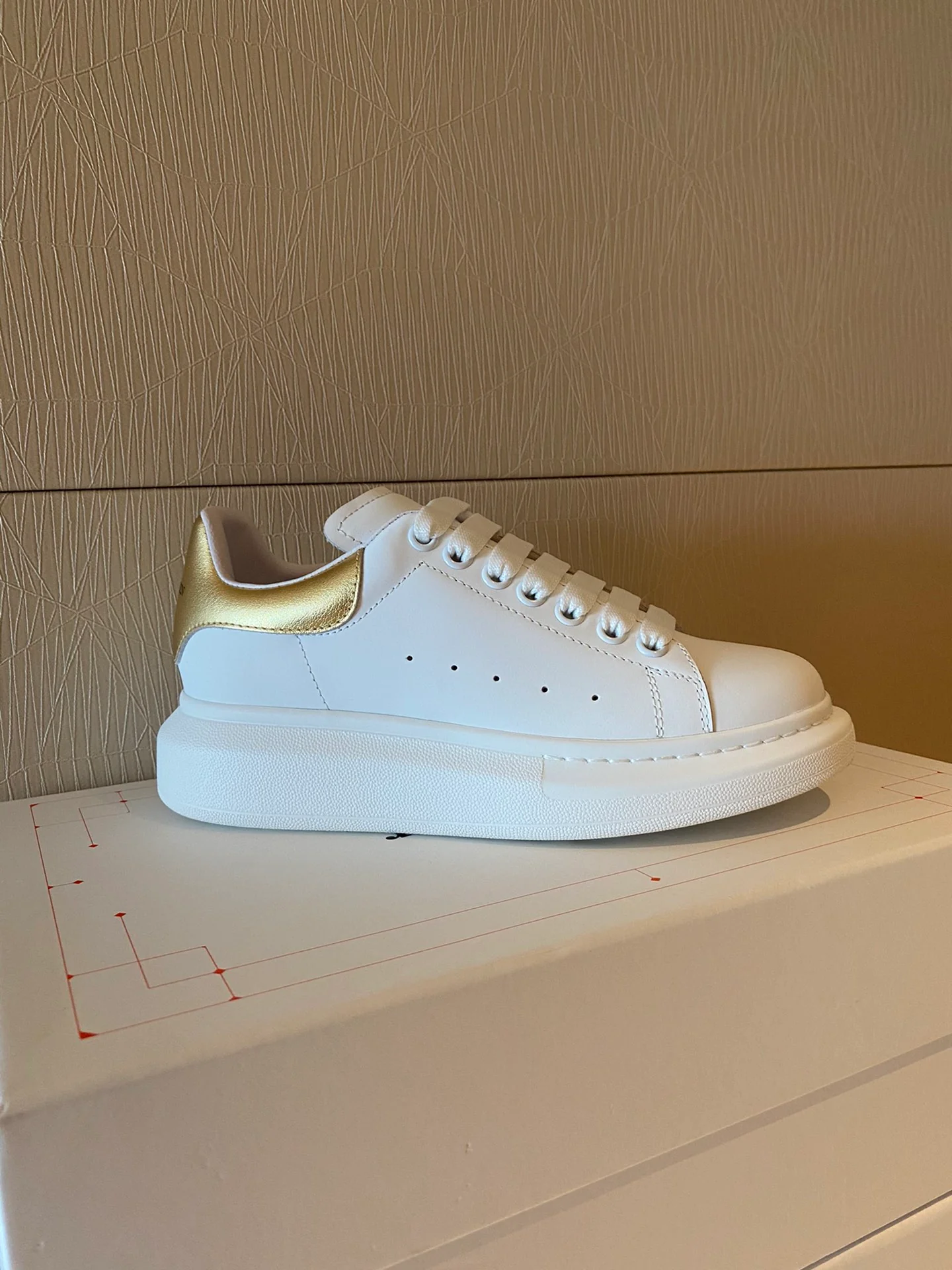 Классические белые кроссовки McQueen - ярко-золотые