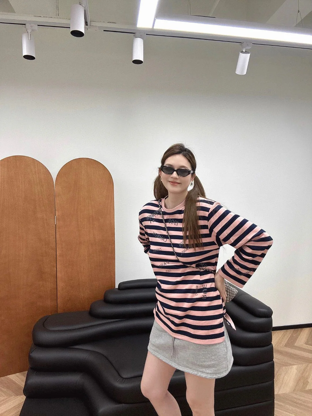 Chanel 2403 - Футболка с длинными рукавами в полоску нежно-голубого цвета с надписью