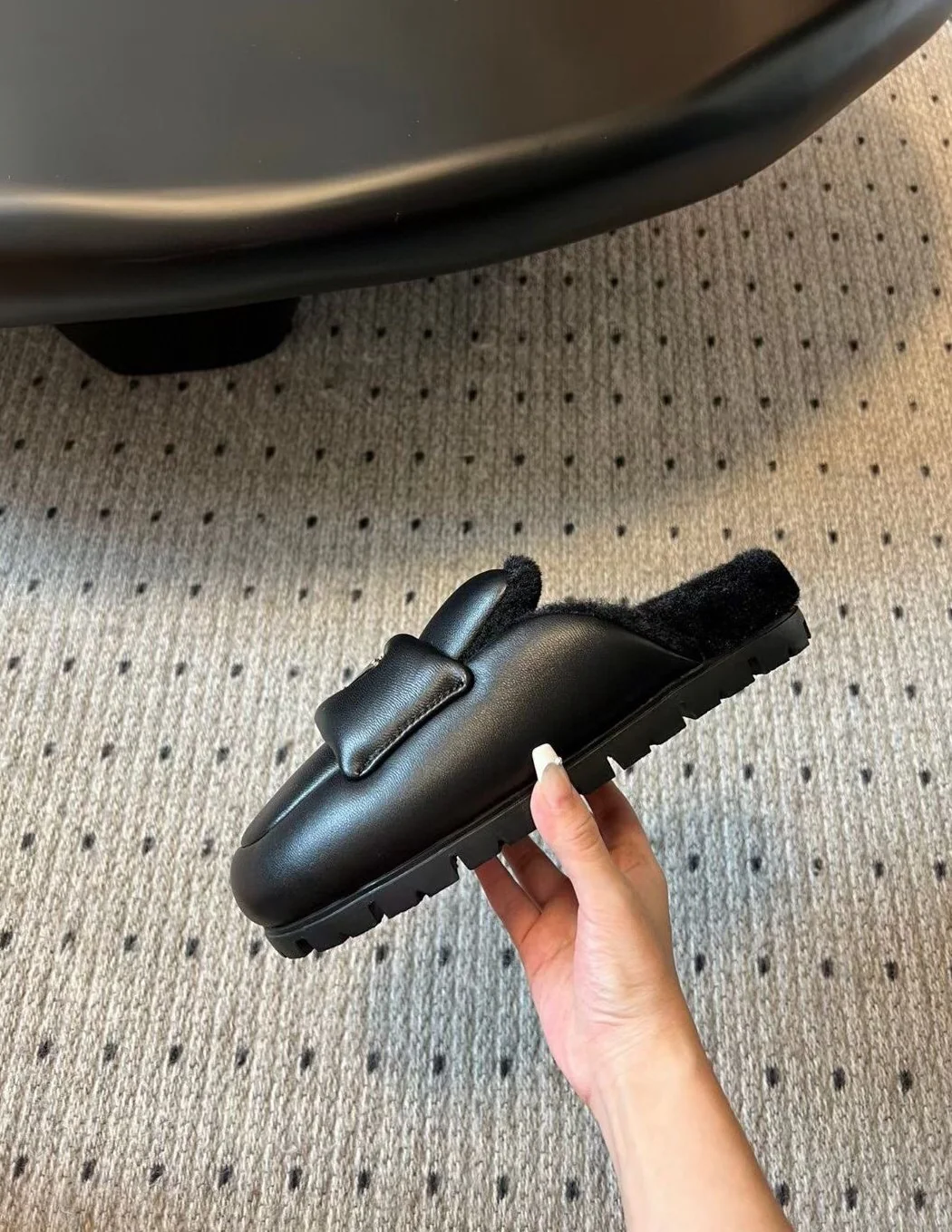 Новинка сезона осень/зима 2023 от Prada - Тапочки с объемным носком из овчины и меха - Черные