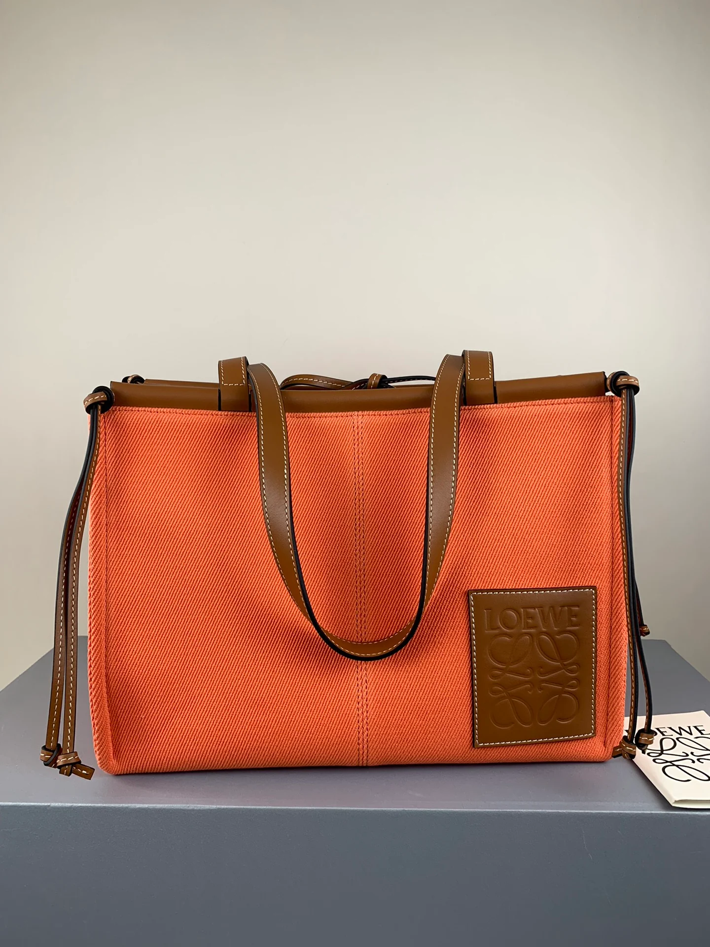 Сумка-тоут Loewe с подушкой, оранжево-коричневая кожа