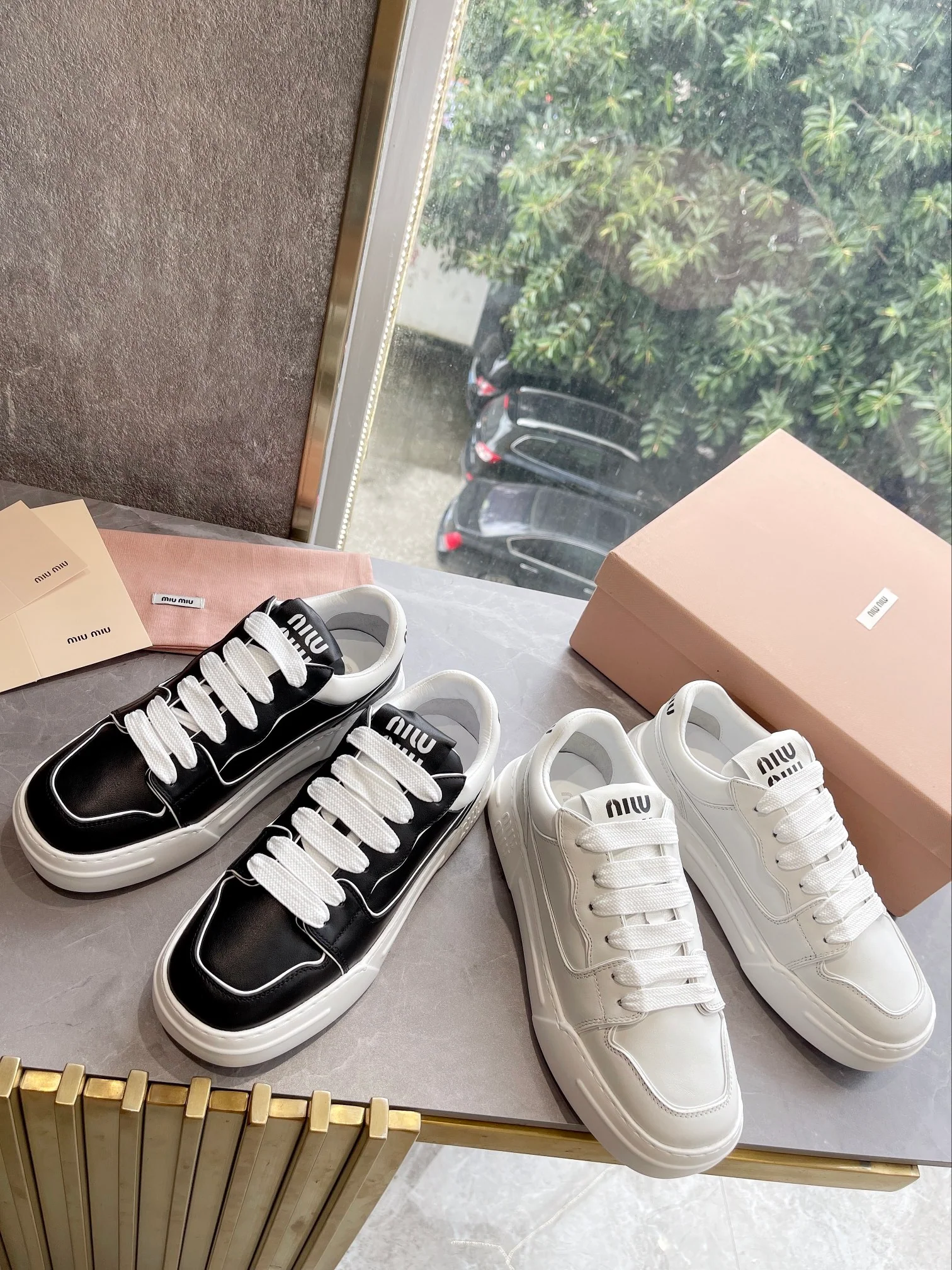 Новые поступления коллекции Miu Miu осень/зима 2022 — Повседневные туфли на платформе — Кроссовки — Черные