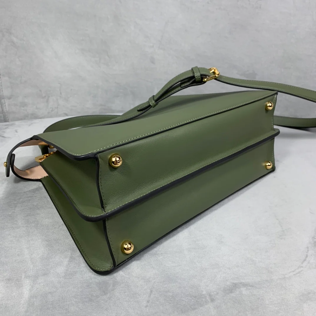 Fendi Peekaboo i-seey Средне-зеленая кожаная сумка