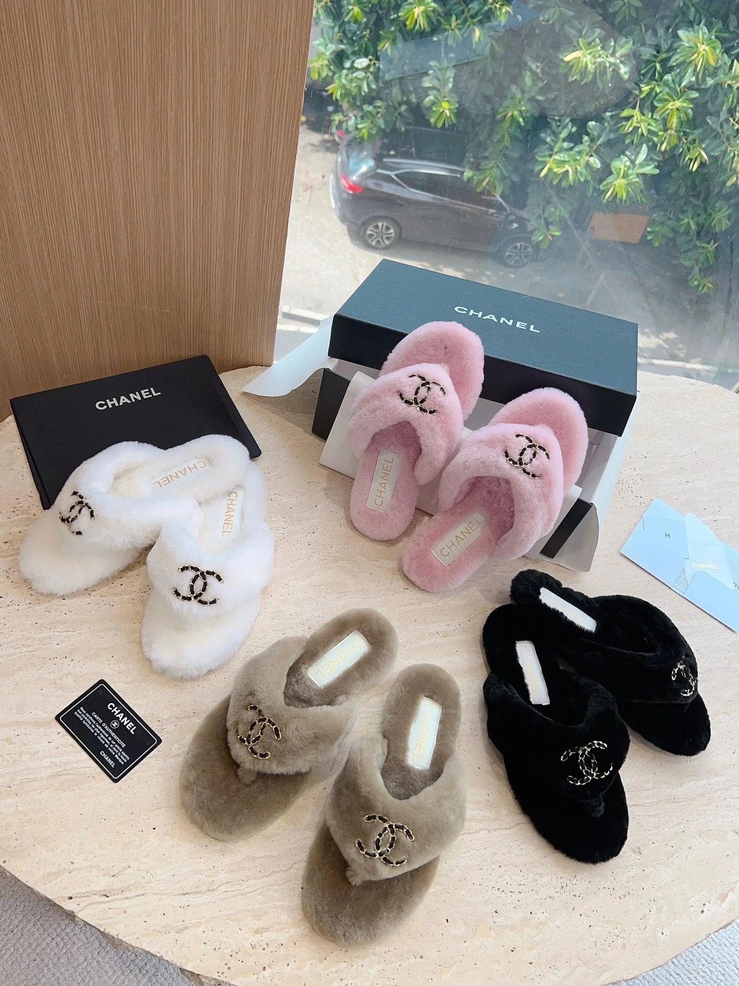 Новинка 2023 года от Chanel - Меховые шлепанцы - Белые