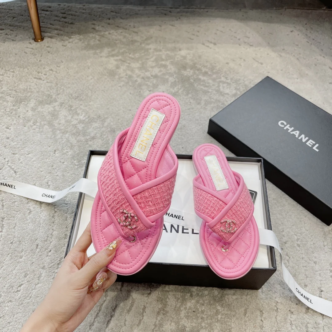 Новинка сезона весна/лето 2023 от Chanel - шерстяные тапочки с вышитым ромбовидным узором - розовые.