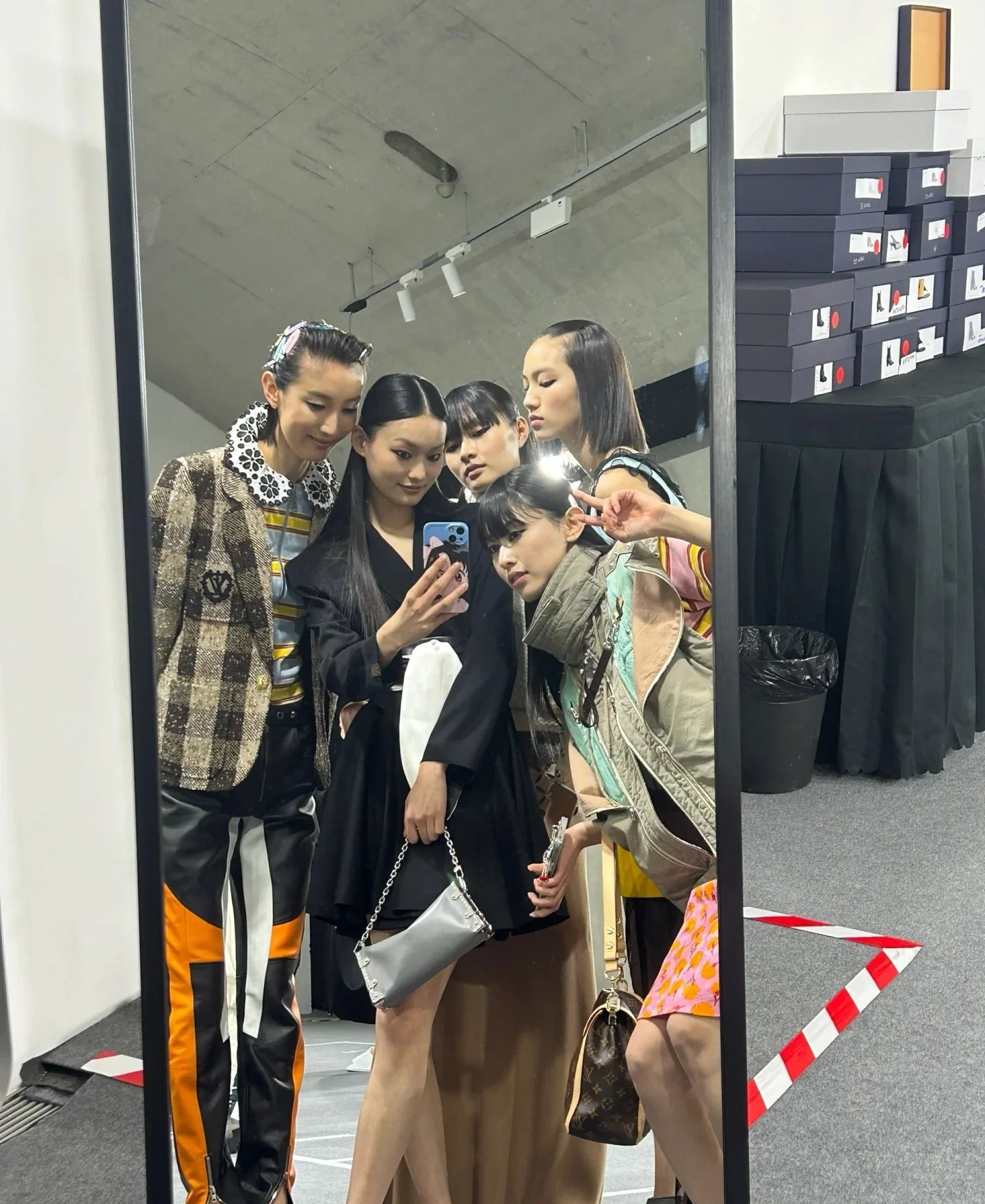 m25445-LV-slim-side-trunk chain bag-grey