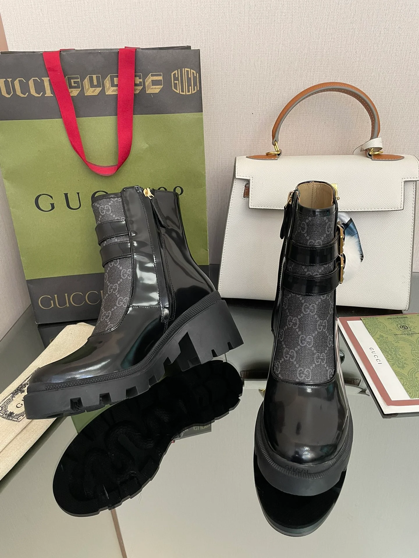 Сапоги Gucci на массивном каблуке до середины икры с монограммой — черные.