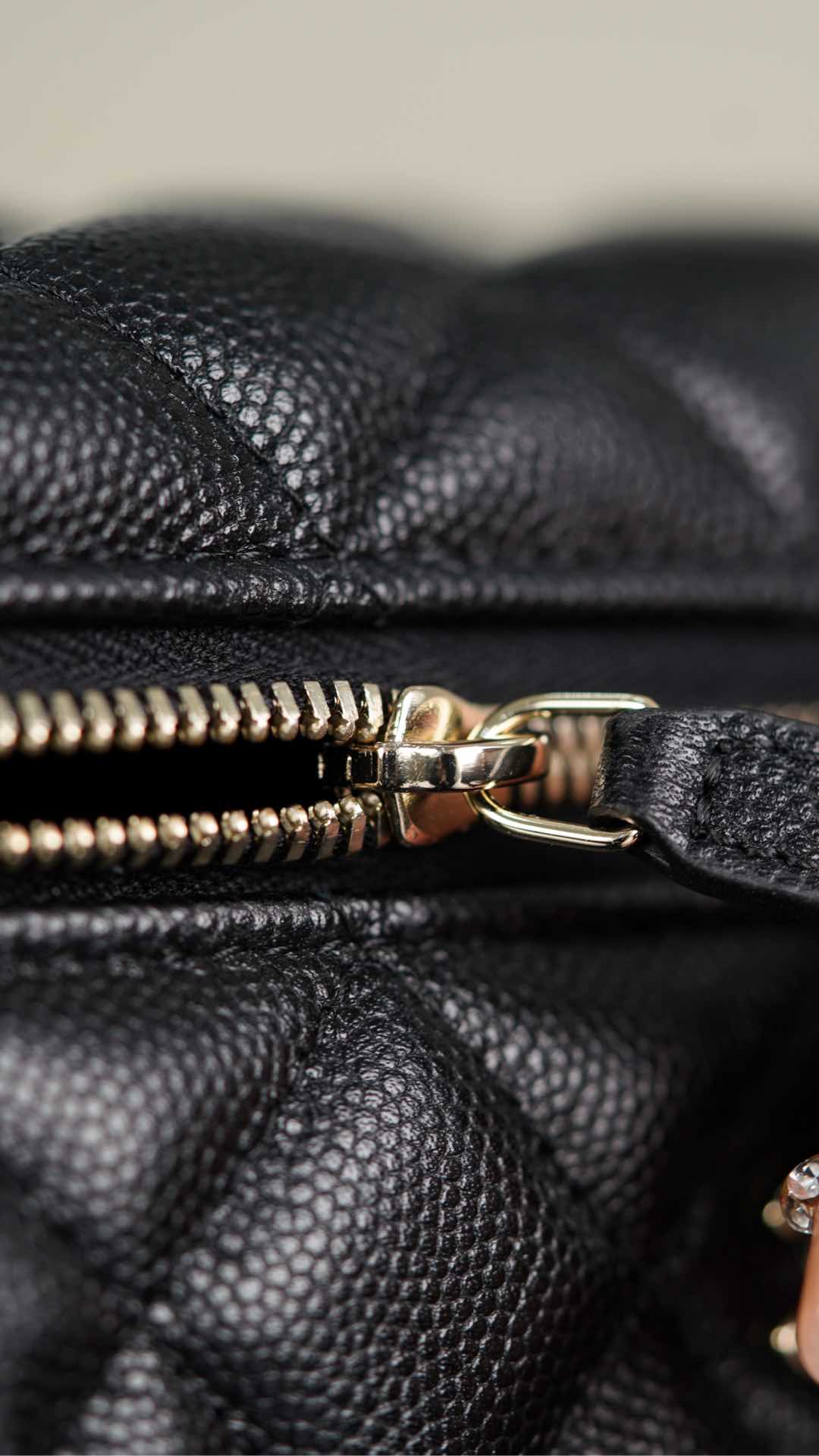 Сумка-ланчбокс Chanel 25c Lychee Beef - черно-золотая