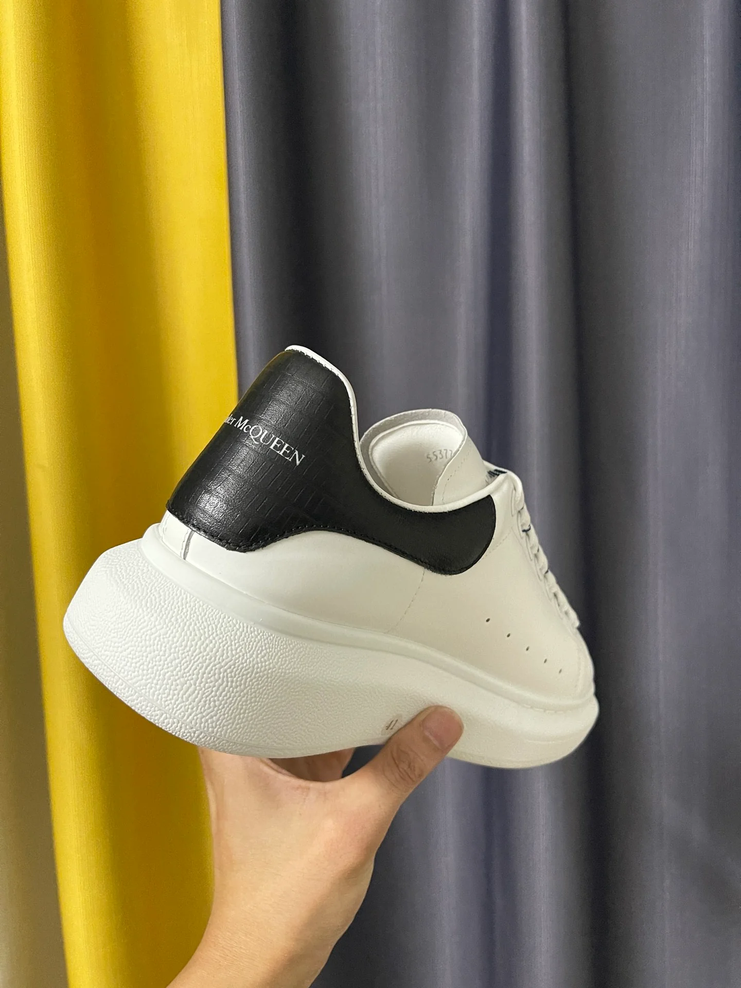 Классические белые кроссовки McQueen - унисекс - с черной кожаной отделкой под кожу ящерицы