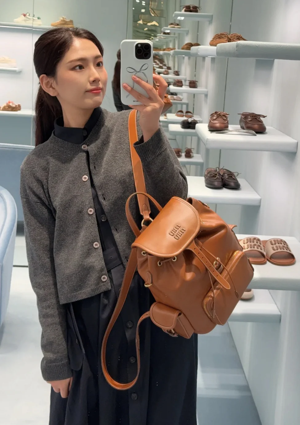 Кожаный рюкзак Miu Miu — большой, коньячного цвета — (Для демонстрации образа)