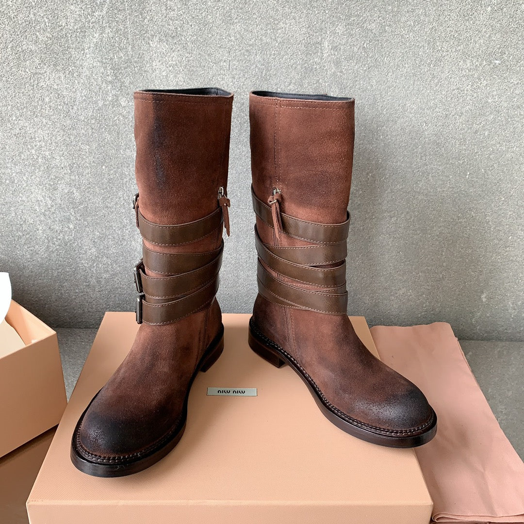 Новые мотоциклетные ботинки Miu Miu в панк-стиле, коллекция 2023 года — кофейного цвета.