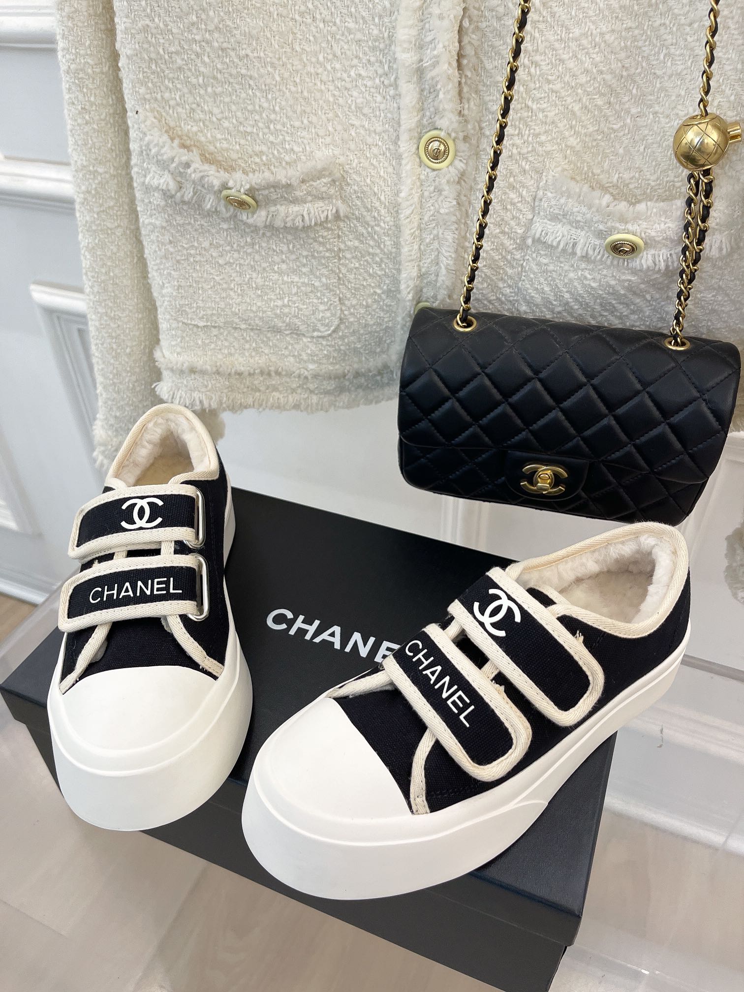 Новинка сезона осень/зима 2022 от Chanel - повседневные туфли на платформе с застежкой-липучкой - черные.
