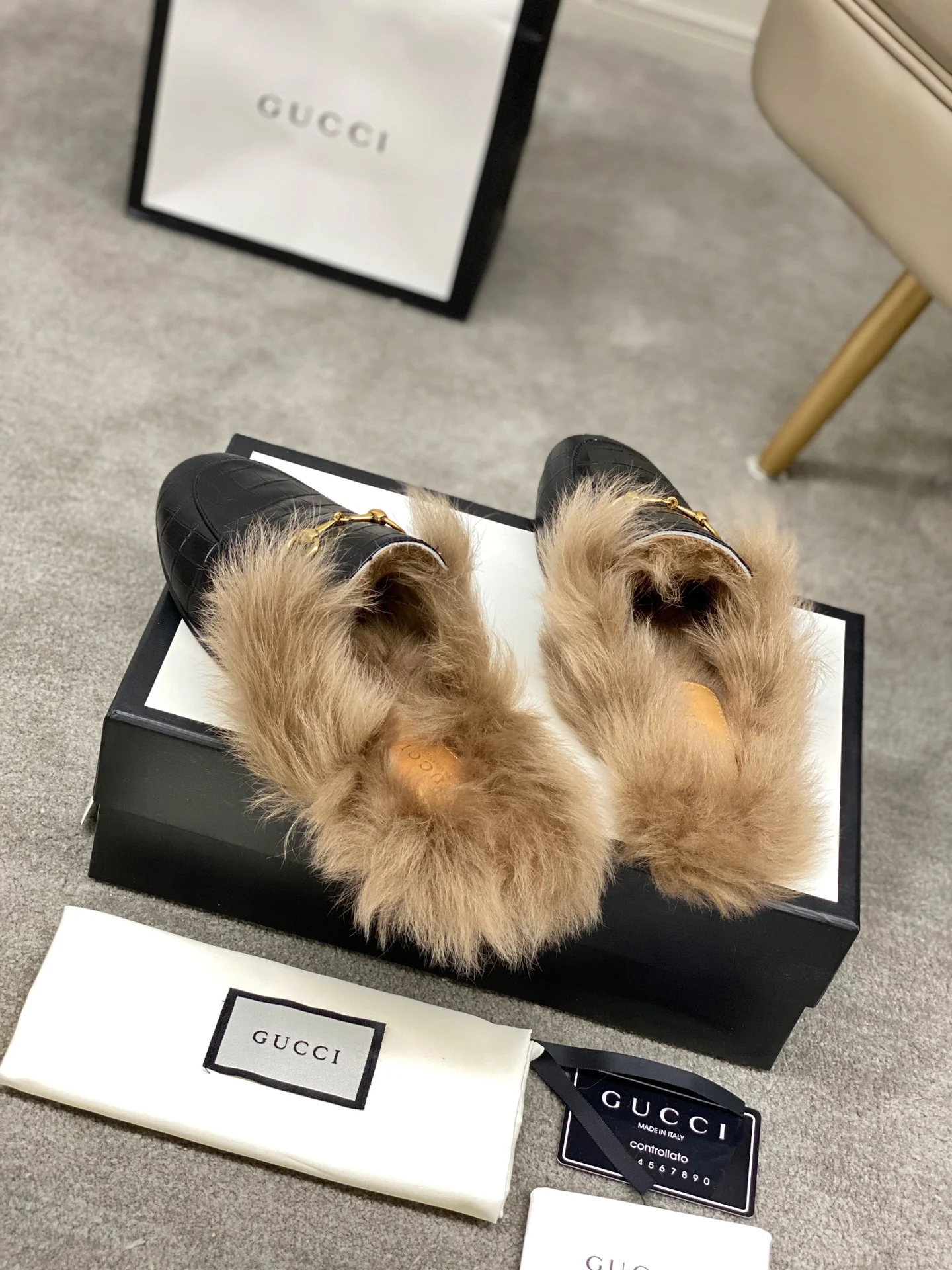 Бутик Gucci 2020 — Последние модели с подиума — Меховые тапочки — Черный с текстурой камня