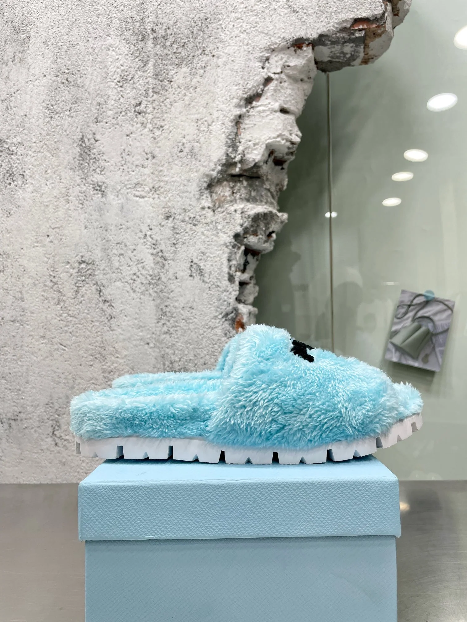 Новинки Prada осень/зима 2022 — Меховые тапочки — Стиль знаменитостей — 3