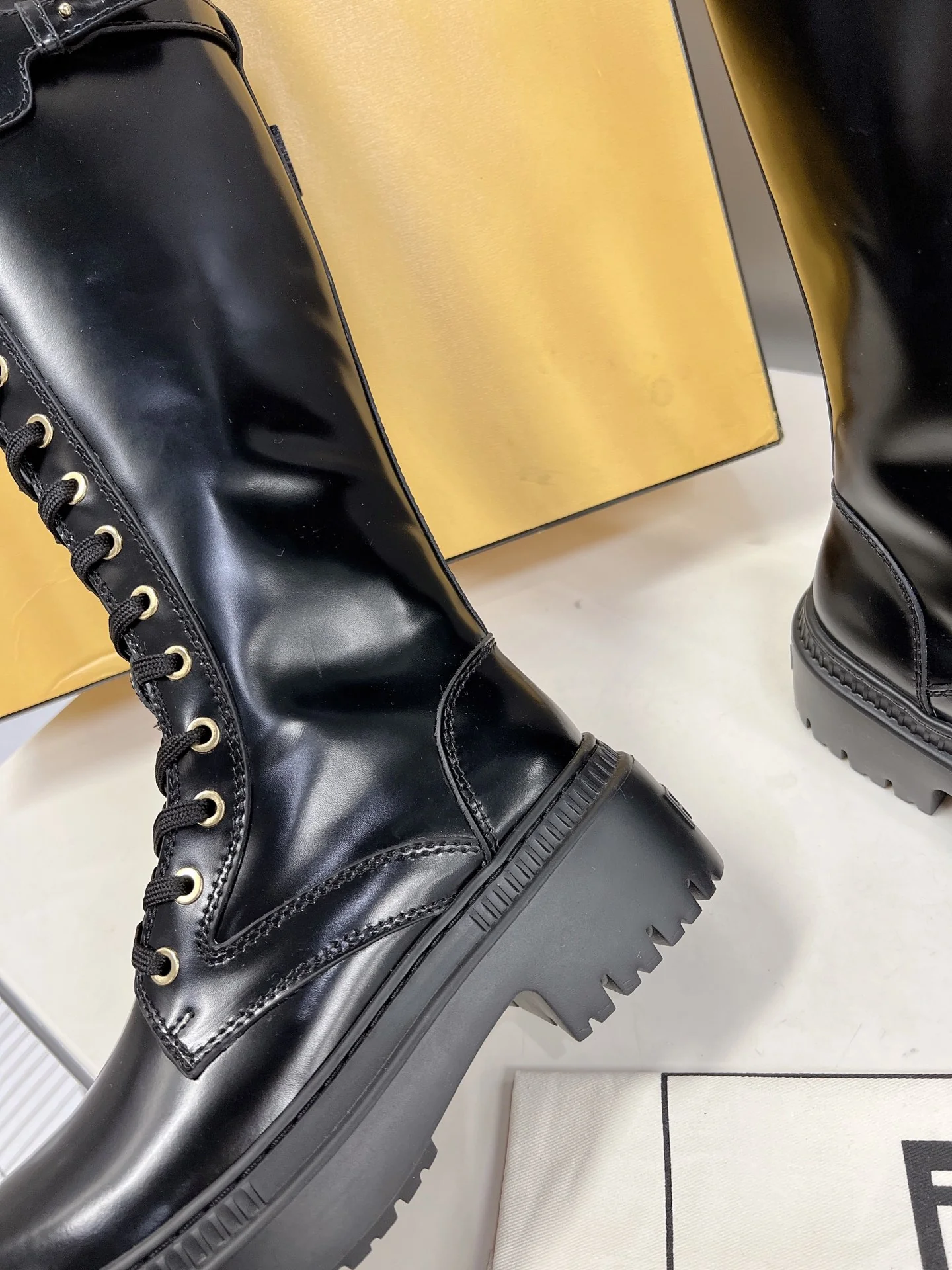 Новинка весны 2022 года от Fendi — Ботинки Martin на шнуровке с пряжкой в ??виде буквы — Черные