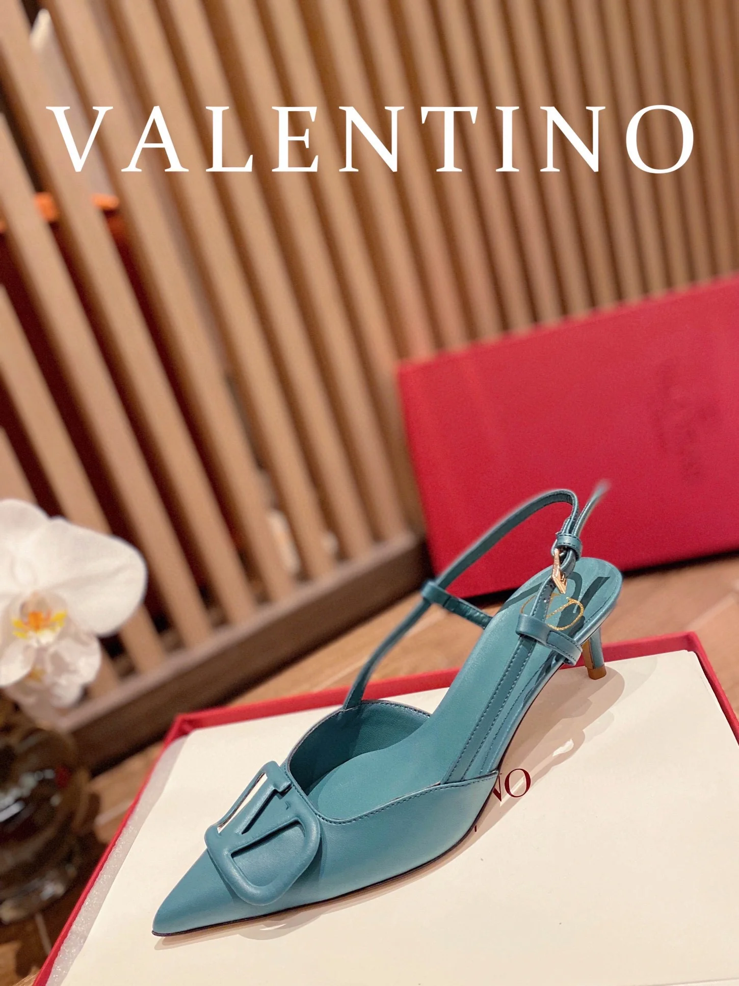 Туфли Valentino с V-образной пряжкой и открытой пяткой — синие.