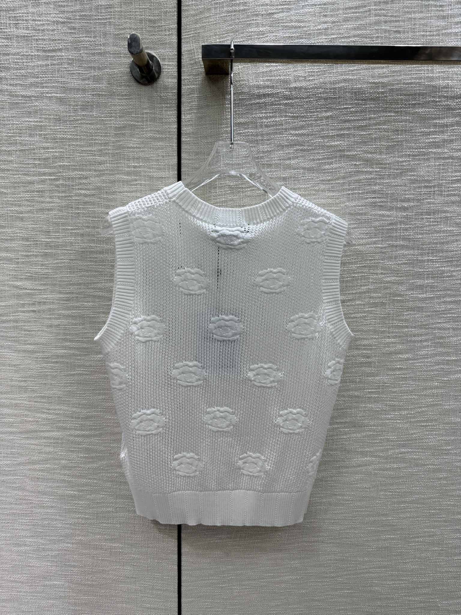 Вязаный жилет Chanel 2403 ?Камелия? с ажурной отделкой — белый.