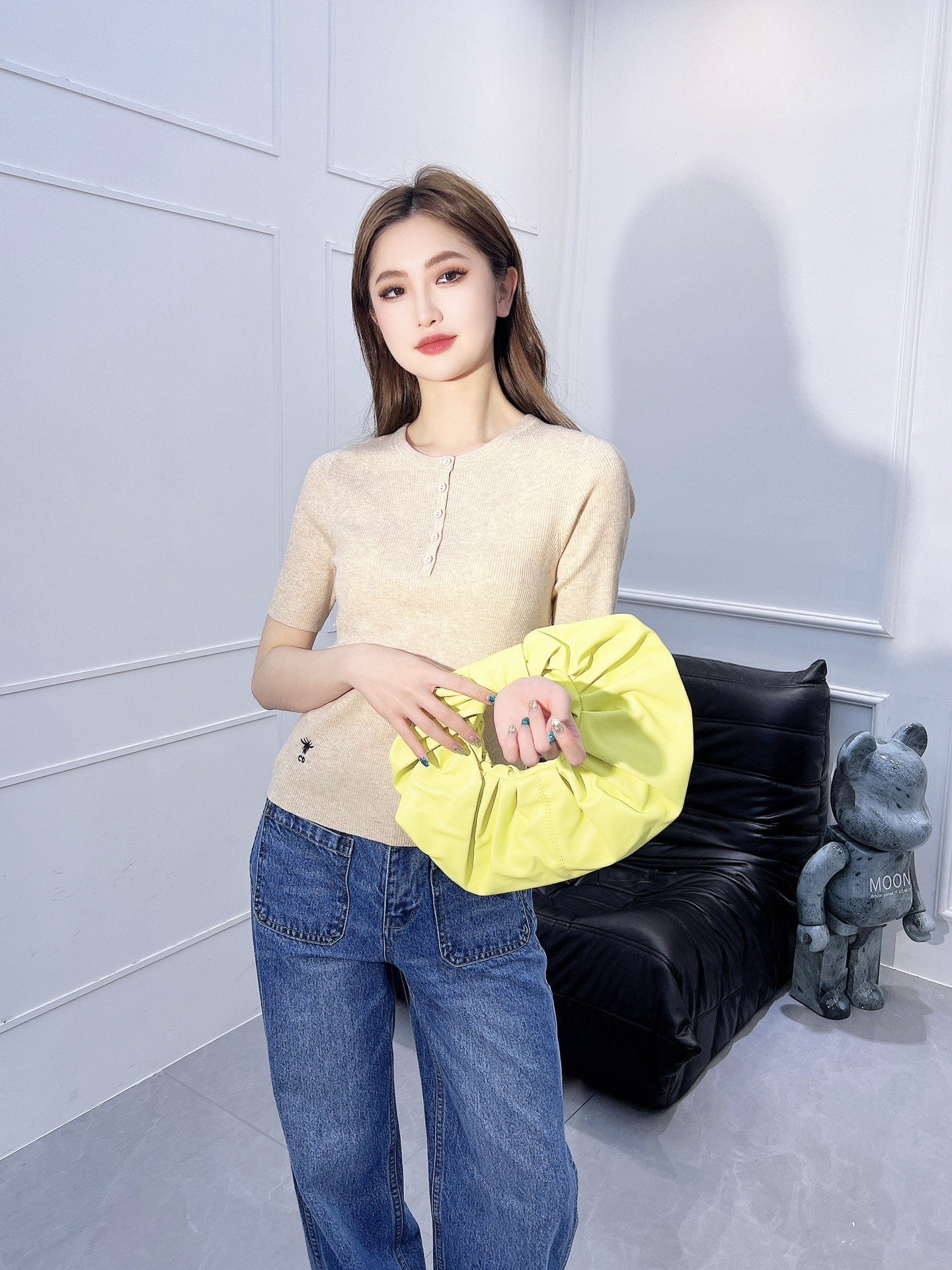 Новая трикотажная футболка Dior с коротким рукавом и вышитой надписью CD из коллекции Весна/Лето 2024 — абрикосовый цвет.